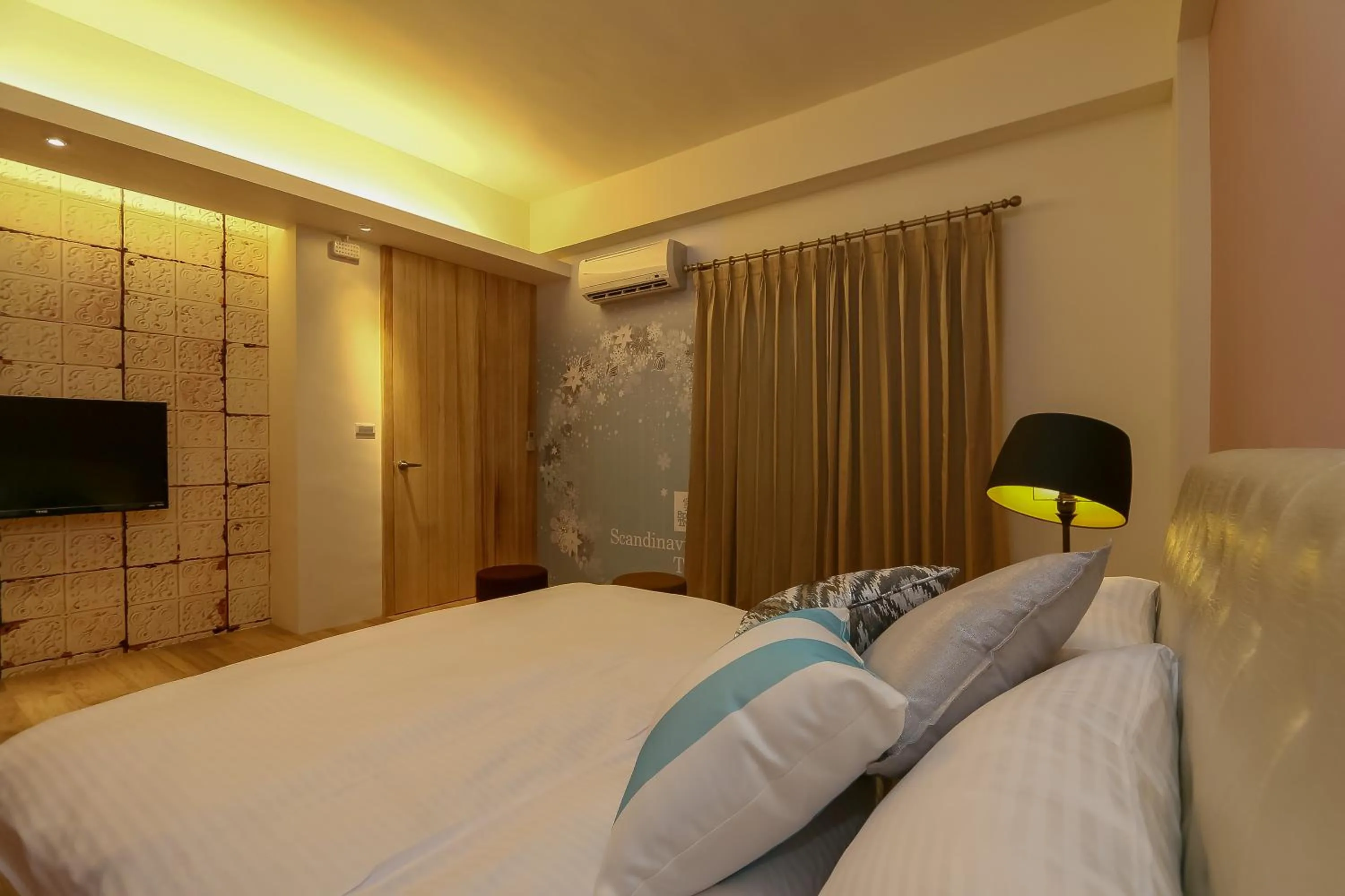 Photo of the whole room, Bed in Spring Tree