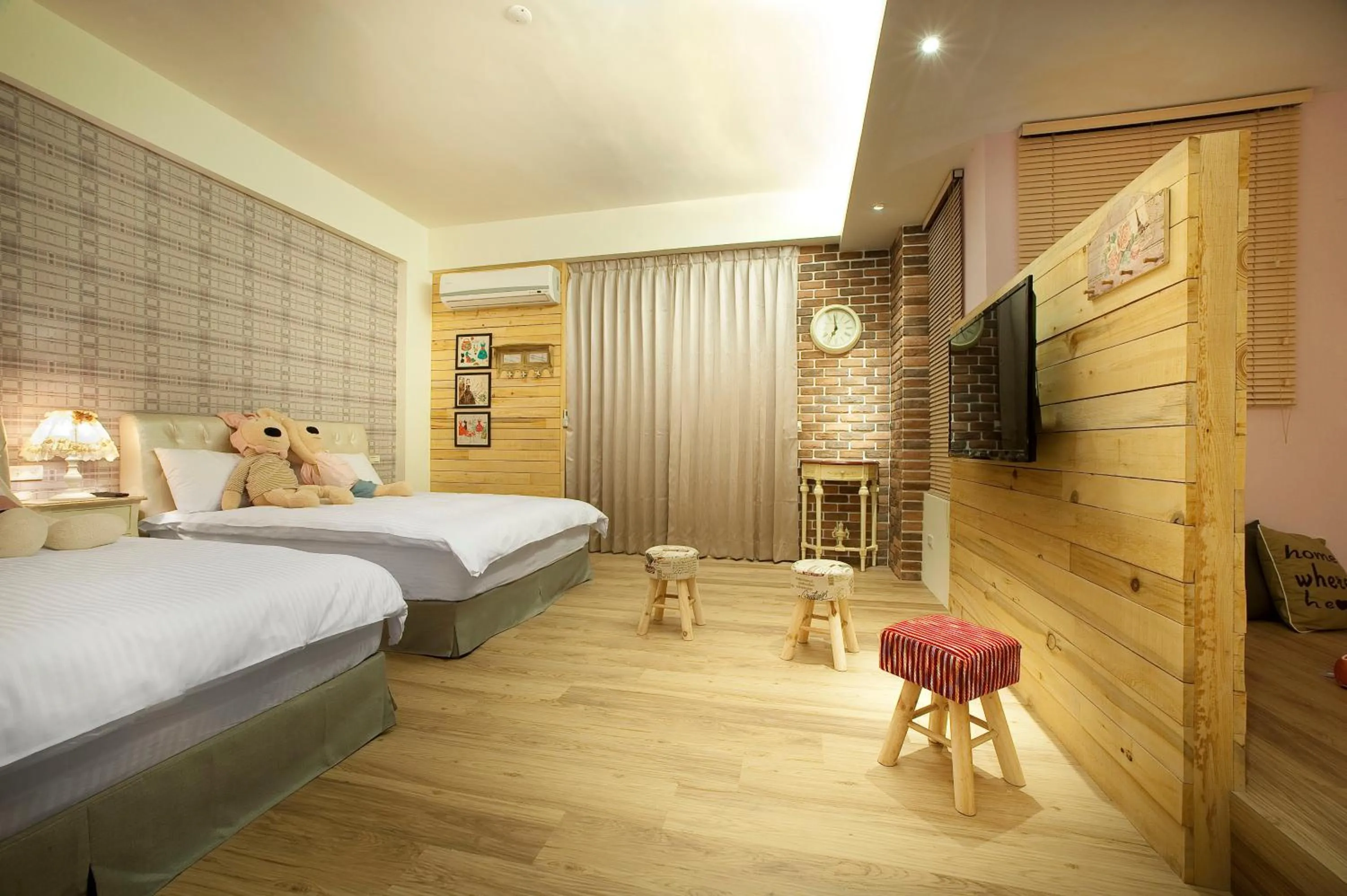 Photo of the whole room, Bed in Spring Tree