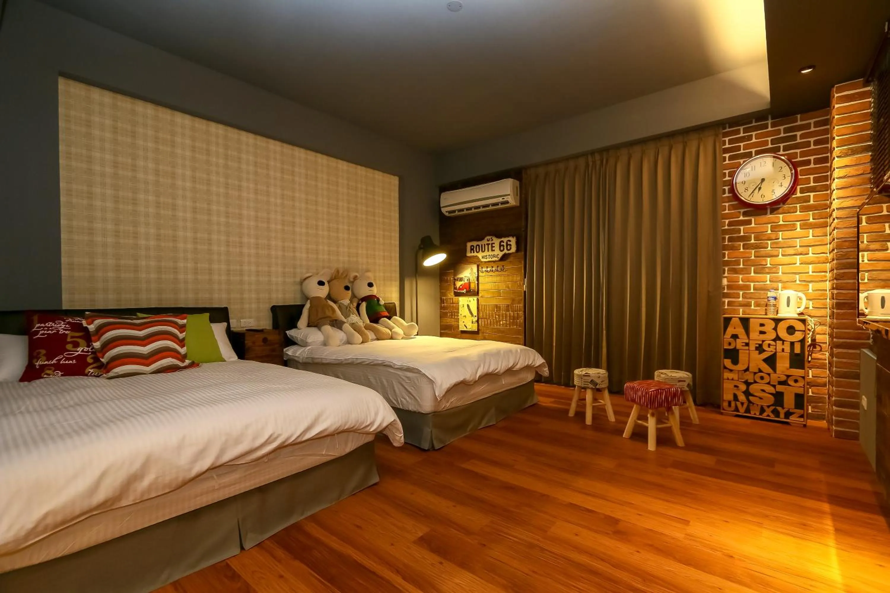 Photo of the whole room, Bed in Spring Tree