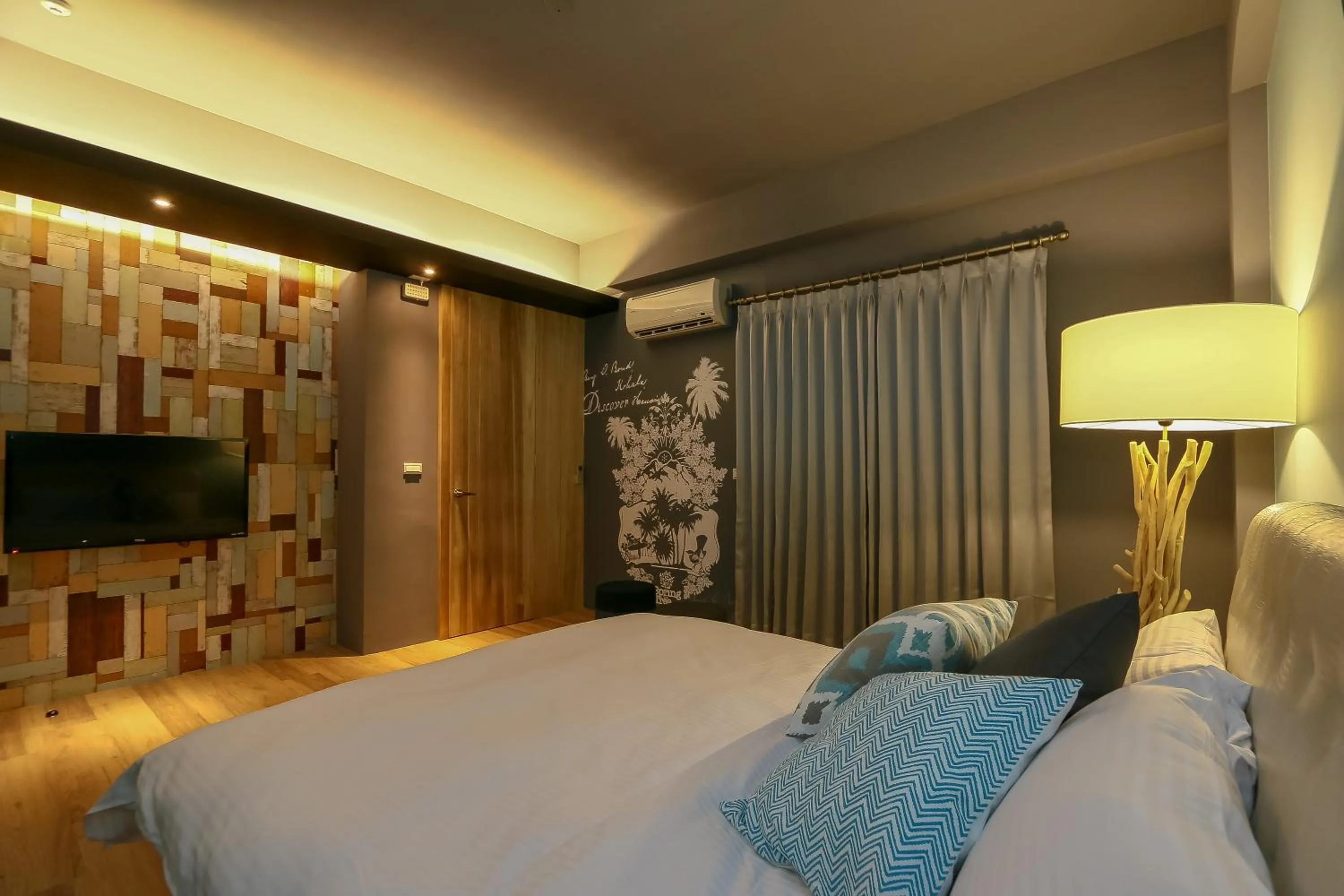 Photo of the whole room, Bed in Spring Tree