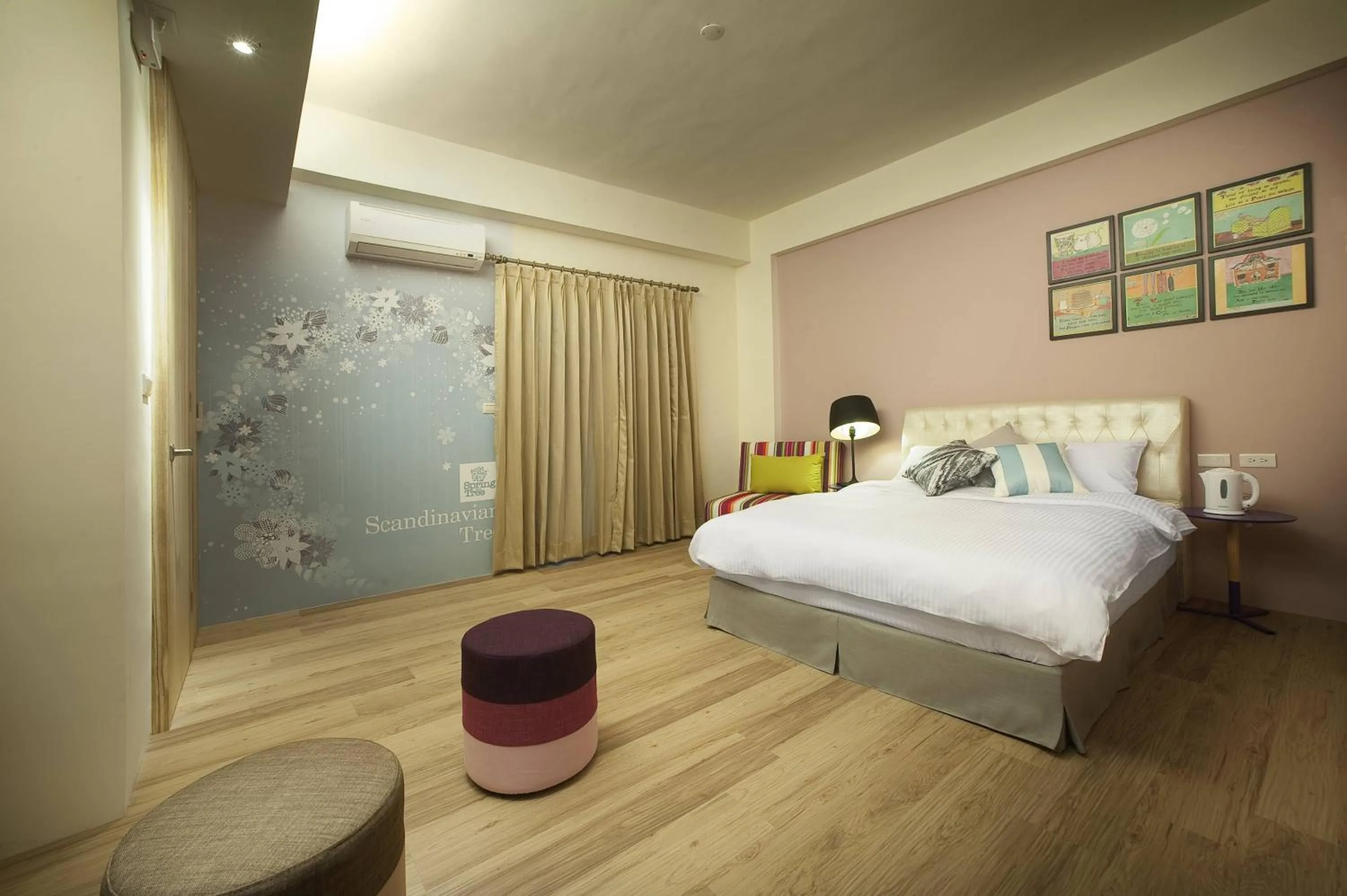 Photo of the whole room, Bed in Spring Tree