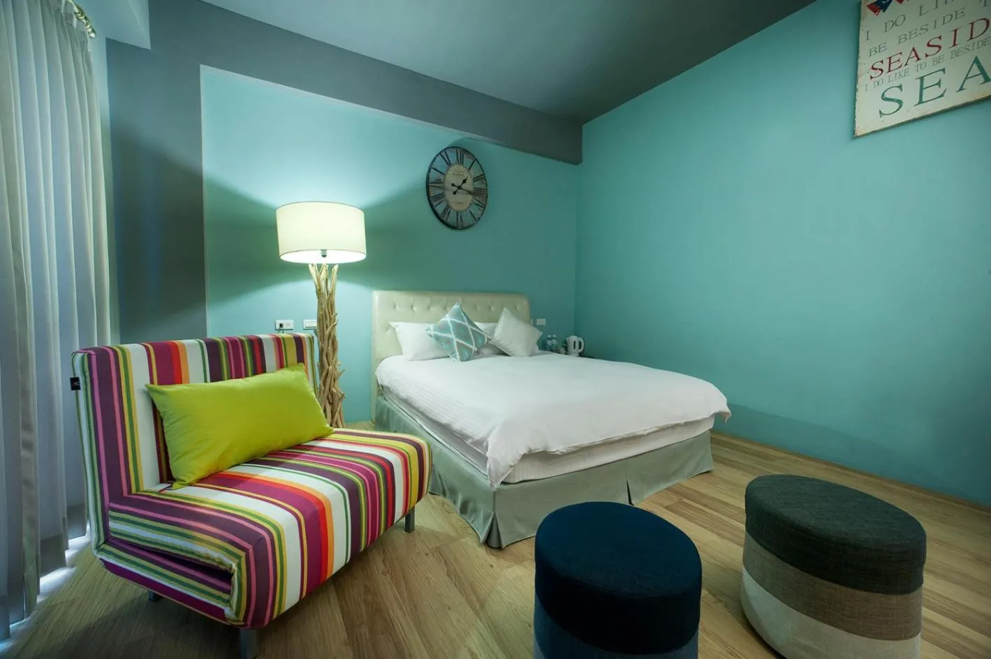 Photo of the whole room, Bed in Spring Tree