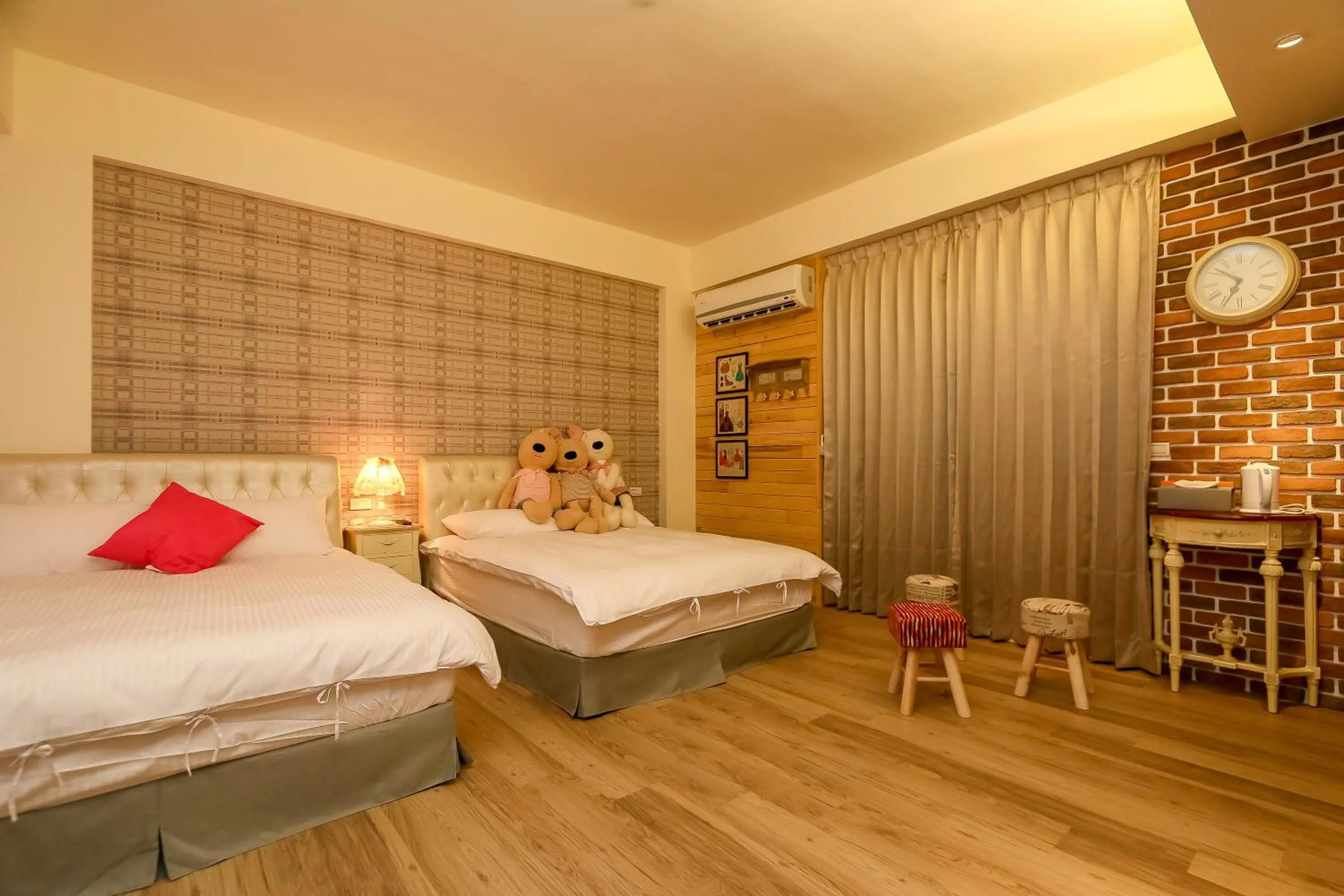 Photo of the whole room, Bed in Spring Tree