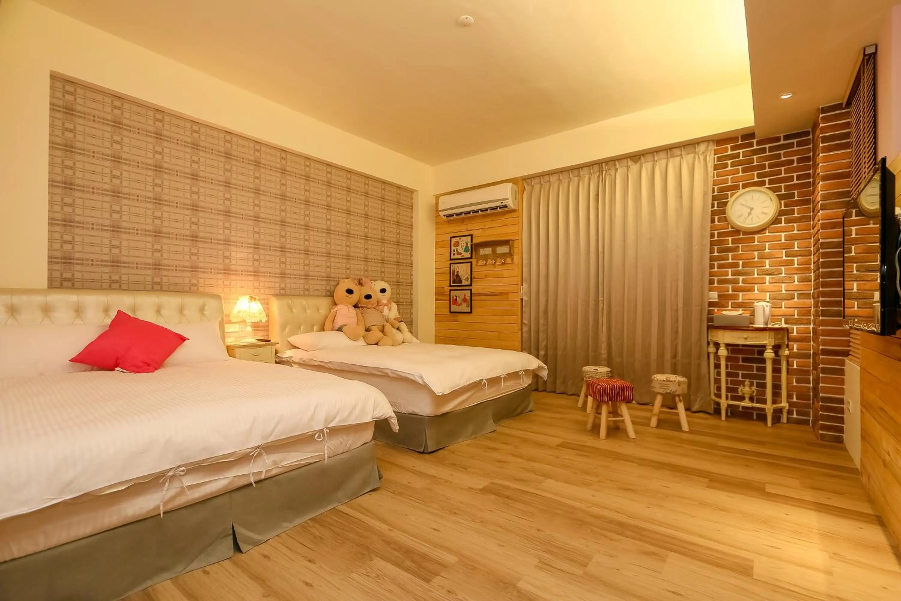 Photo of the whole room, Bed in Spring Tree