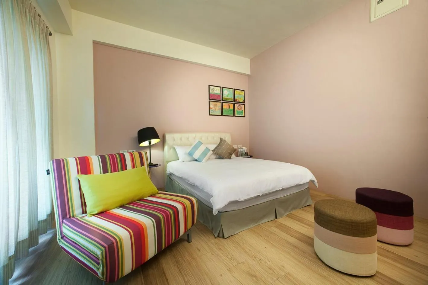 Photo of the whole room, Bed in Spring Tree