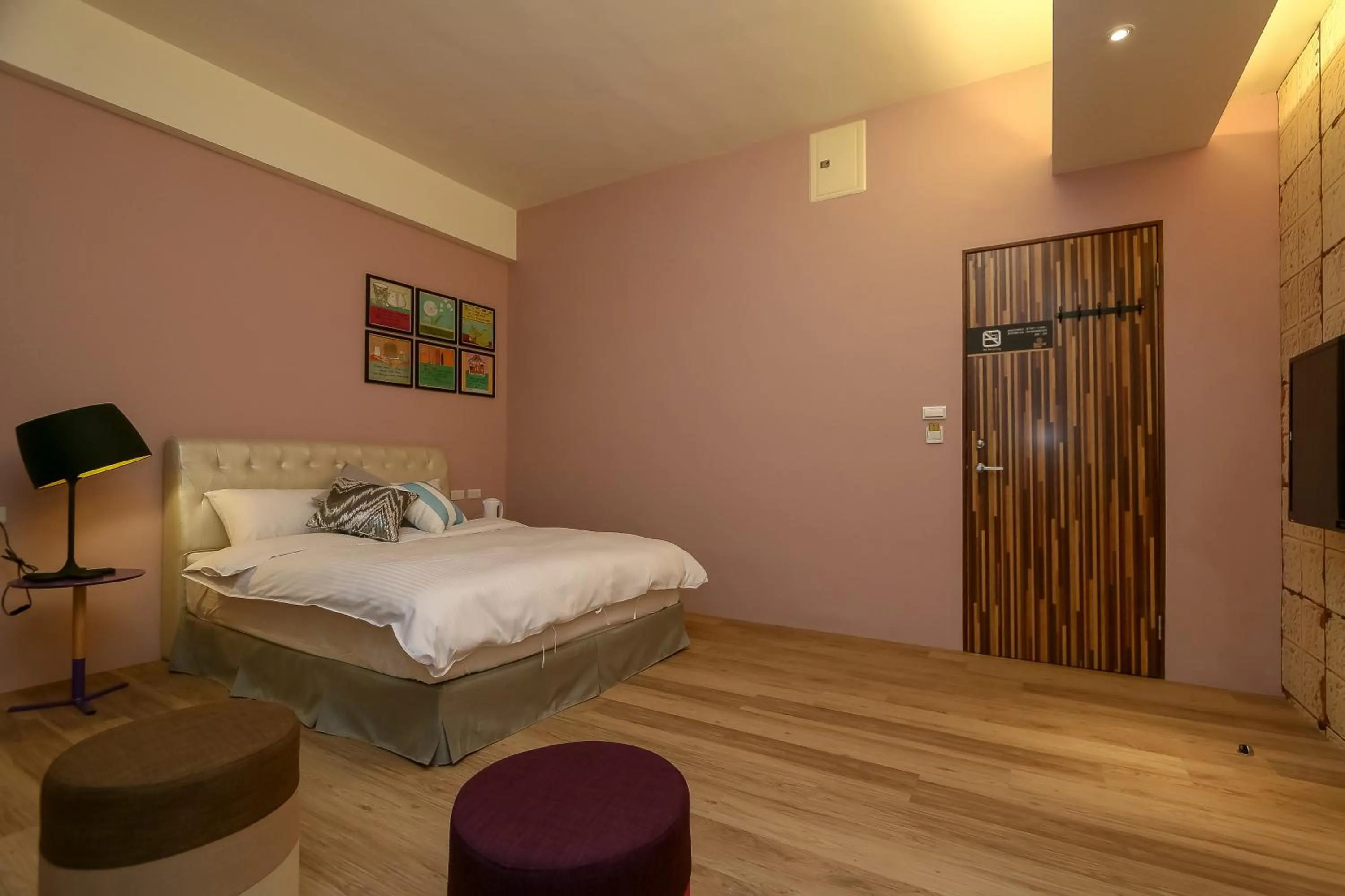 Photo of the whole room, Bed in Spring Tree