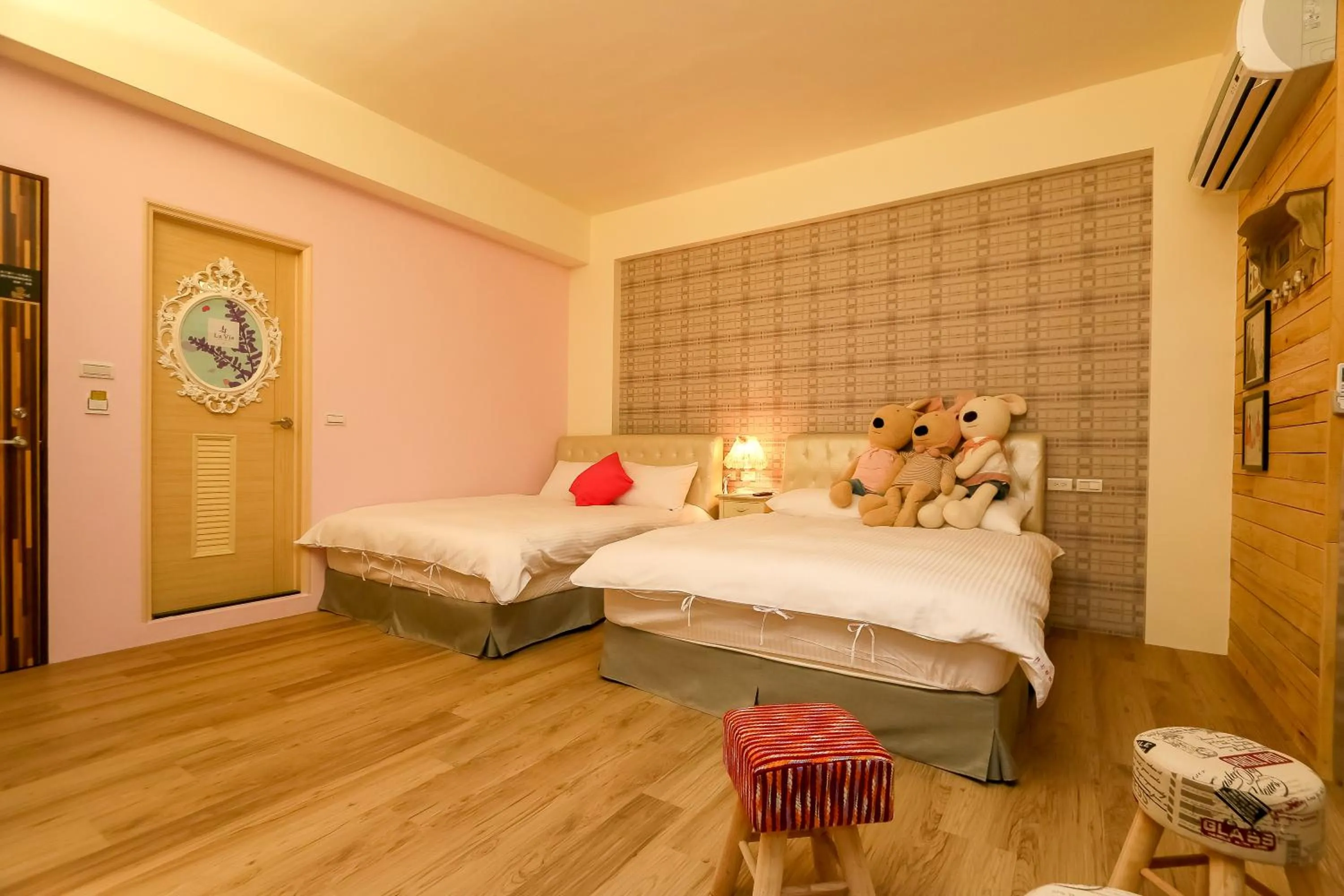 Photo of the whole room, Bed in Spring Tree