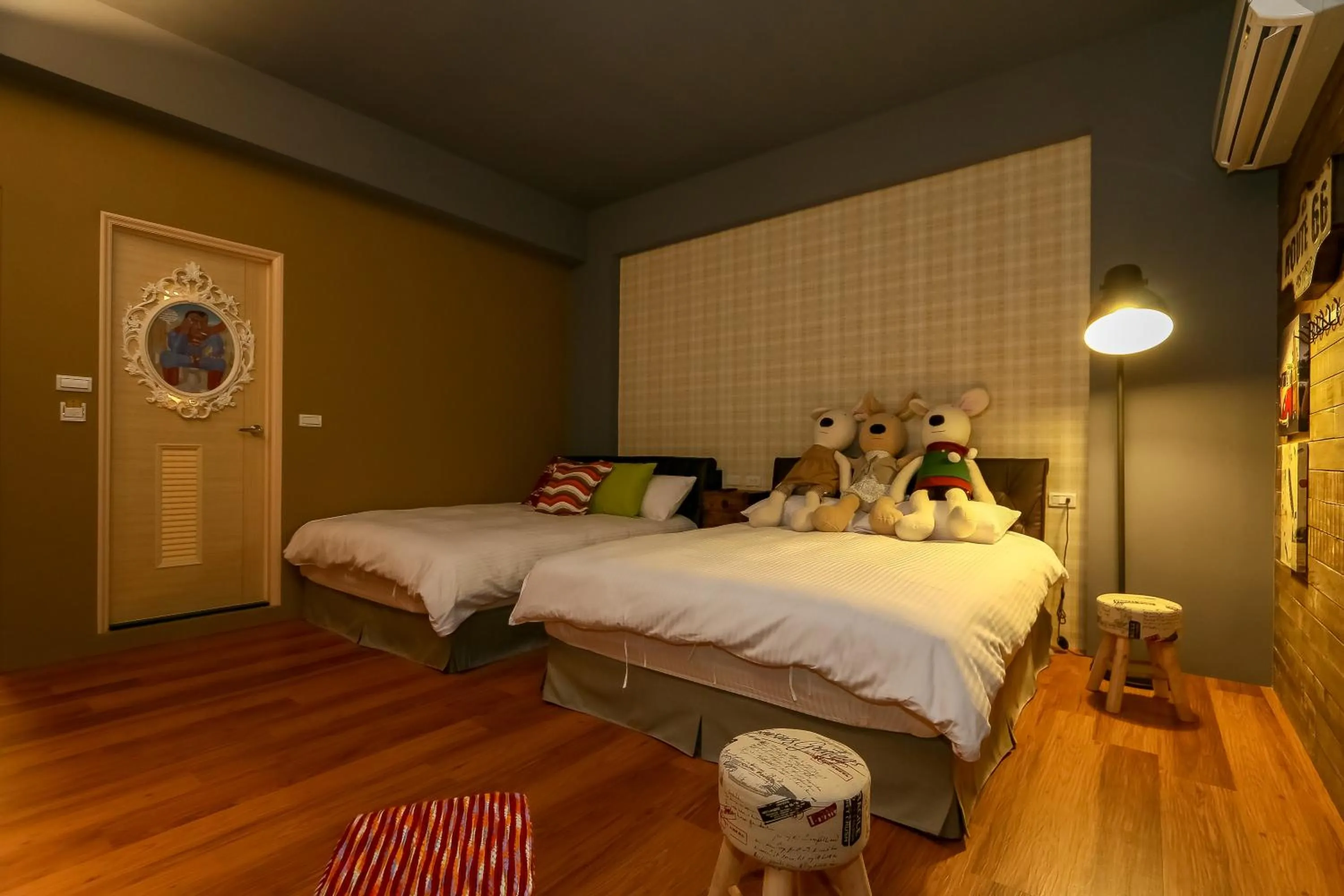 Photo of the whole room, Bed in Spring Tree