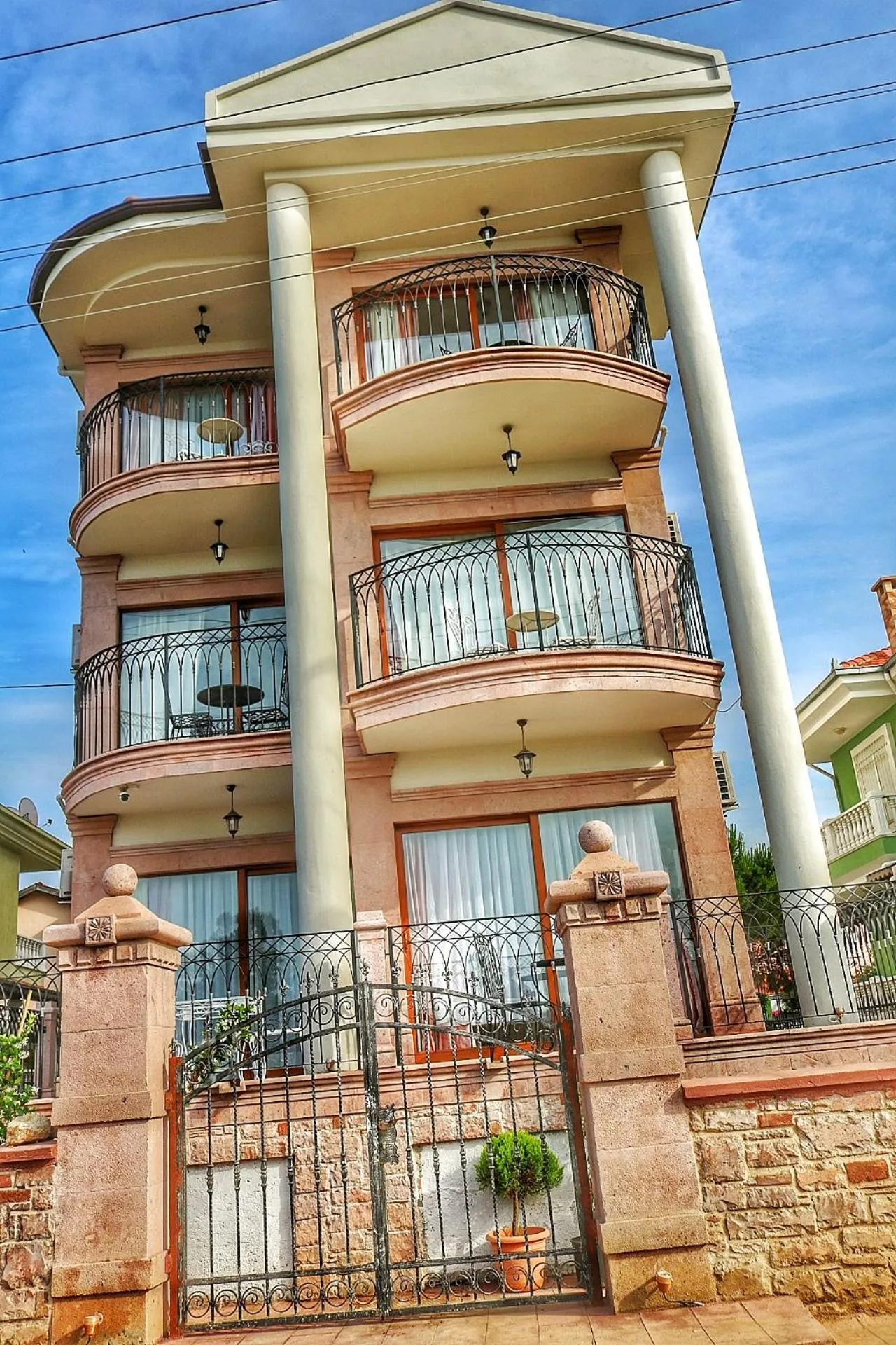 Facade/entrance in Stone Hill Hotel
