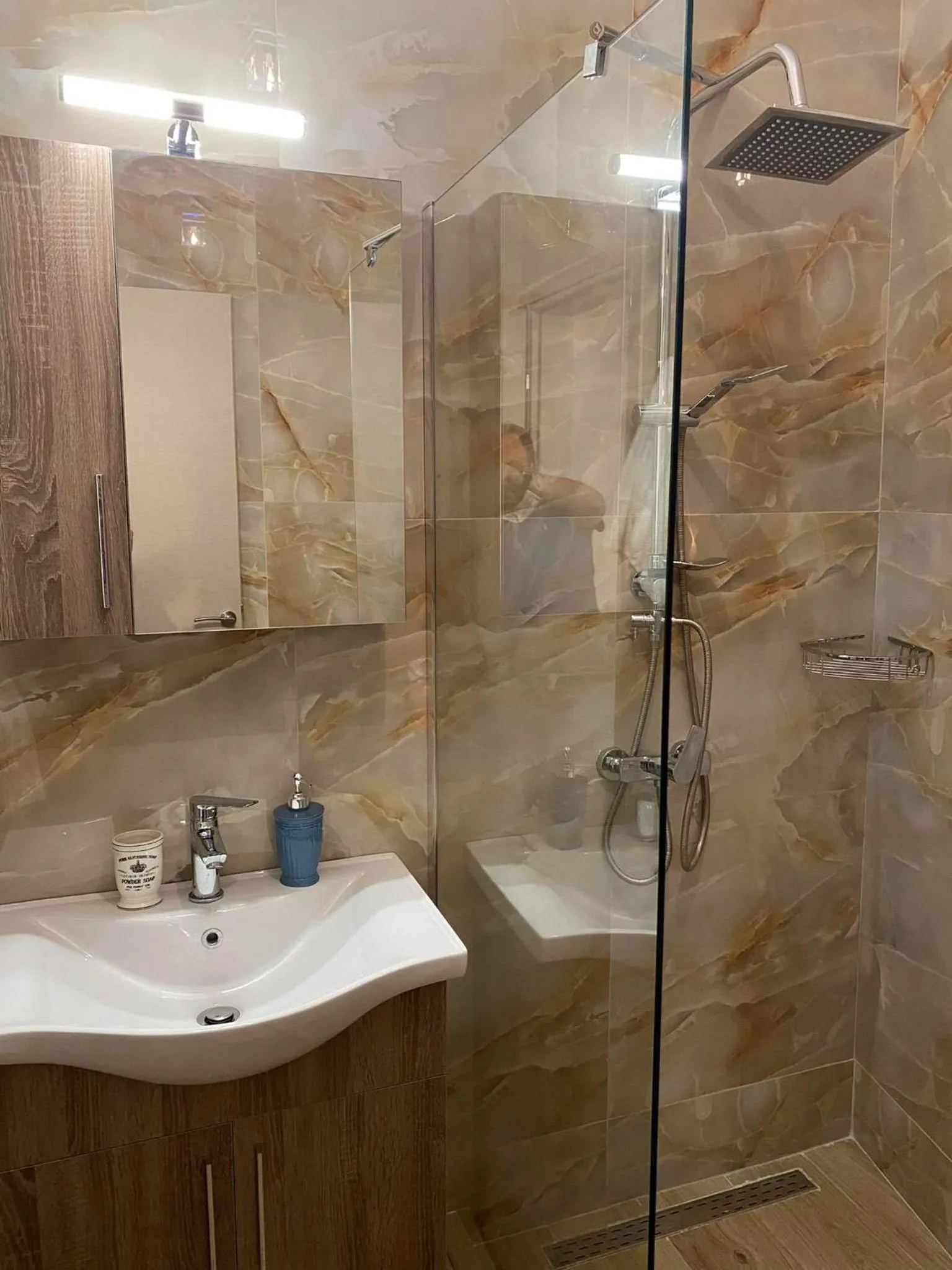 Shower in Le Bijou Luxury Rooms & Suites