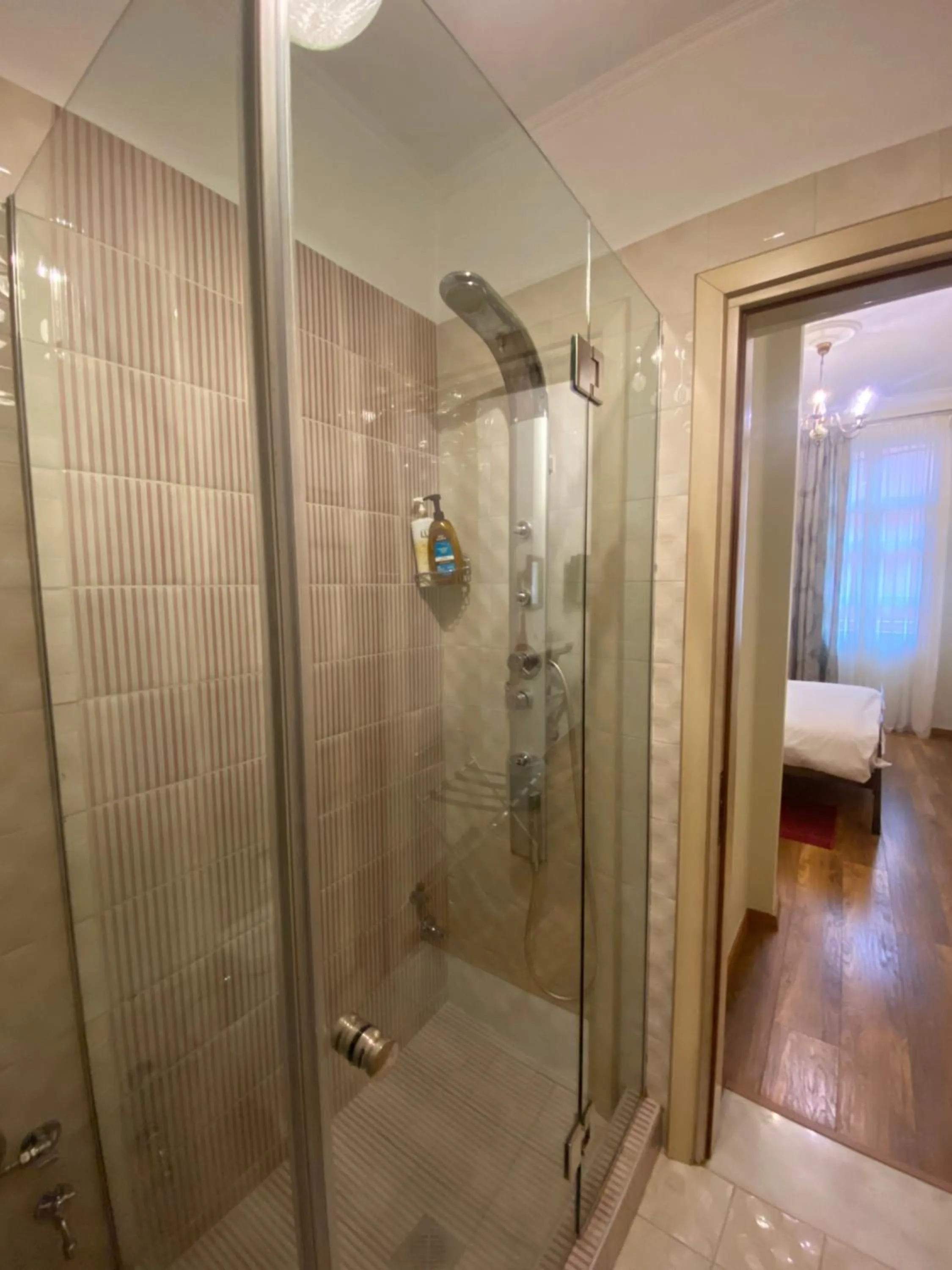 Shower in Le Bijou Luxury Rooms & Suites