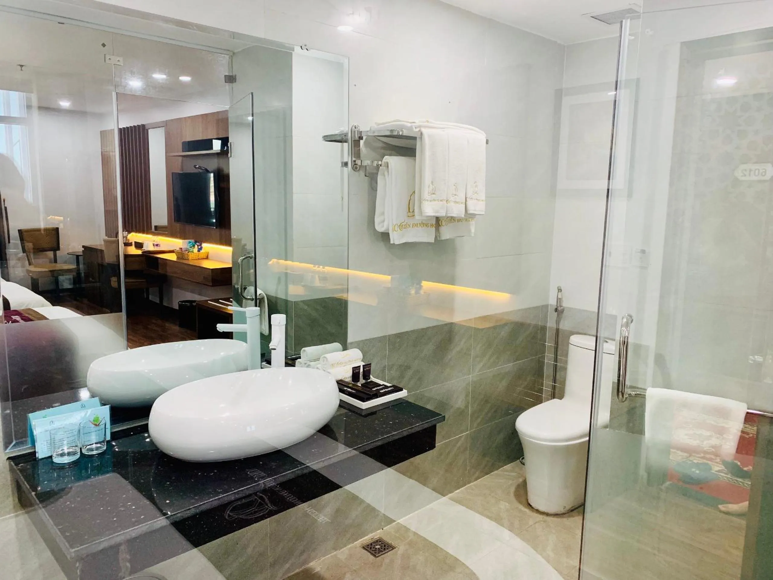 Shower in CKC Thien Duong Hotel