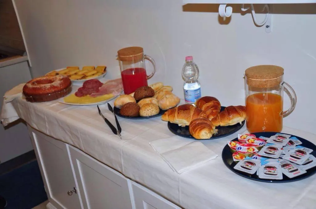 Food and drinks in B&B Chiaia 216