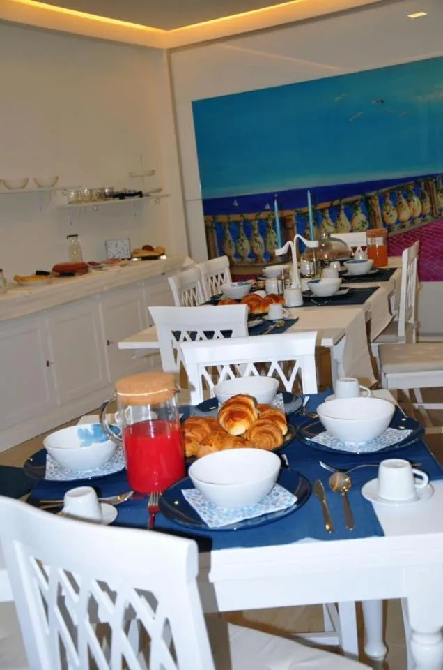 Communal lounge/ TV room in B&B Chiaia 216