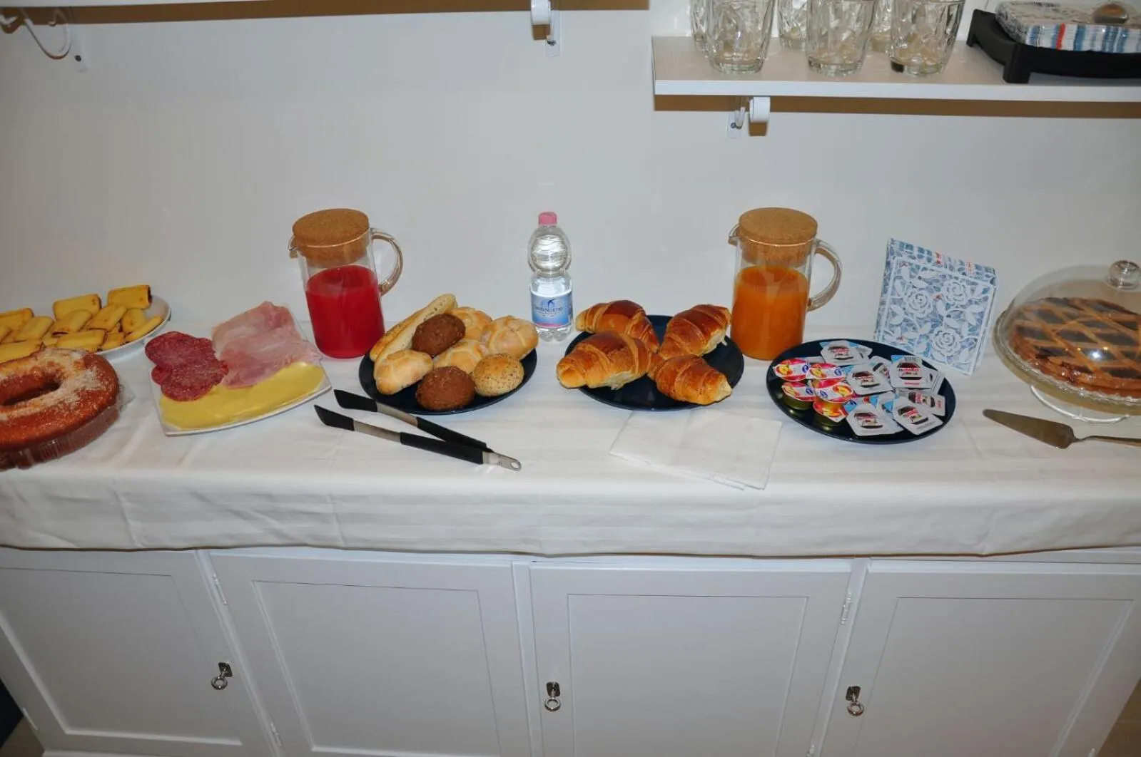 Continental breakfast in B&B Chiaia 216