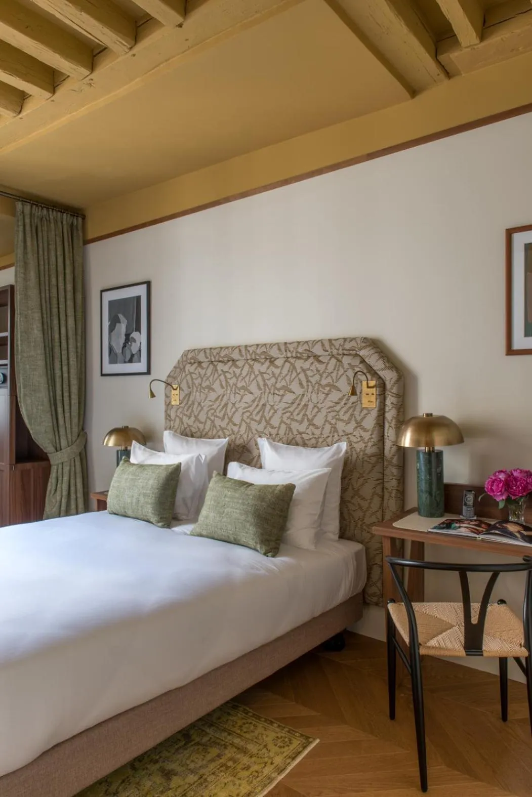 Property building, Bed in Hôtel Fougère