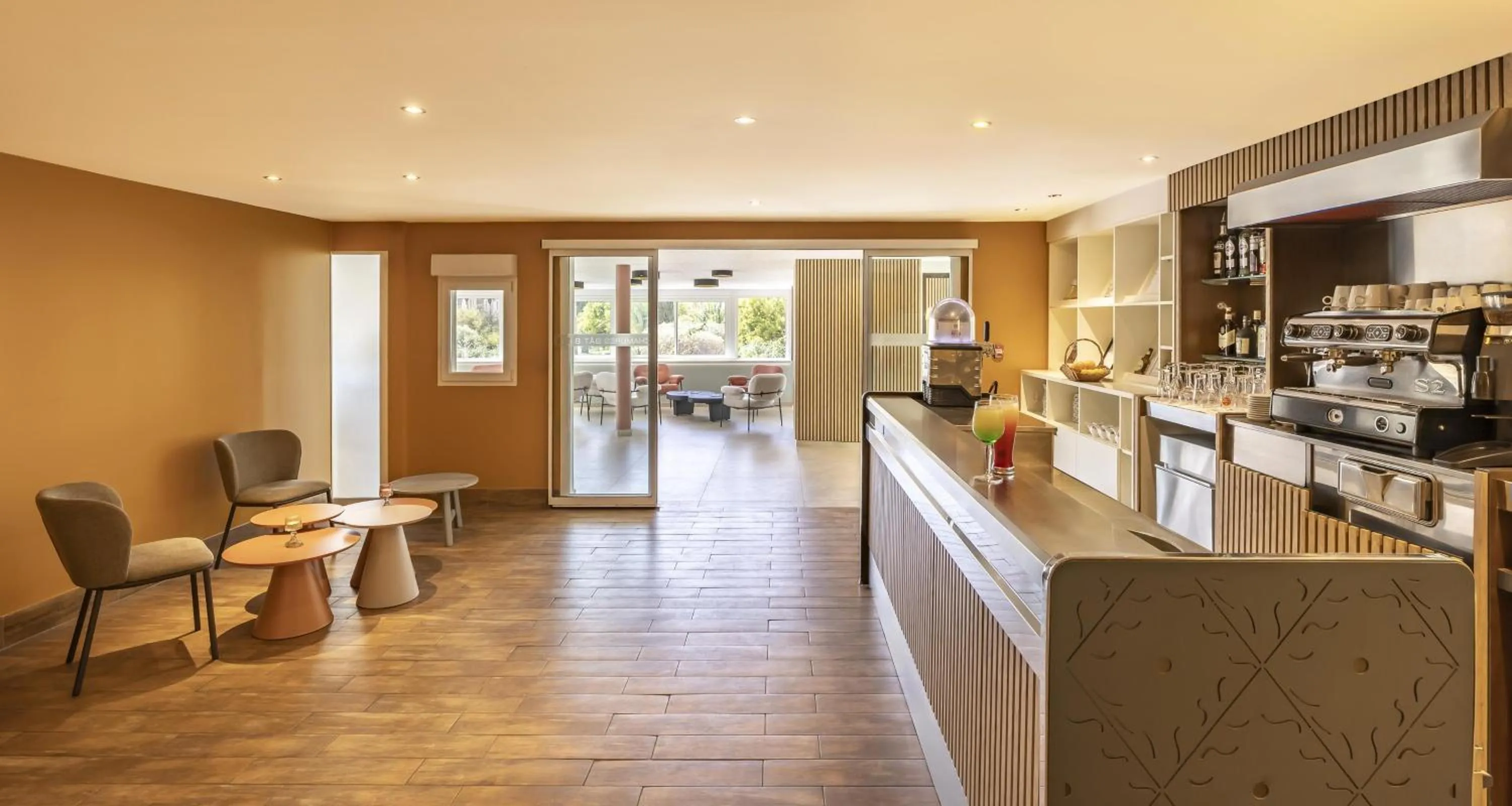 Lounge or bar in Best Western Plus Sanary