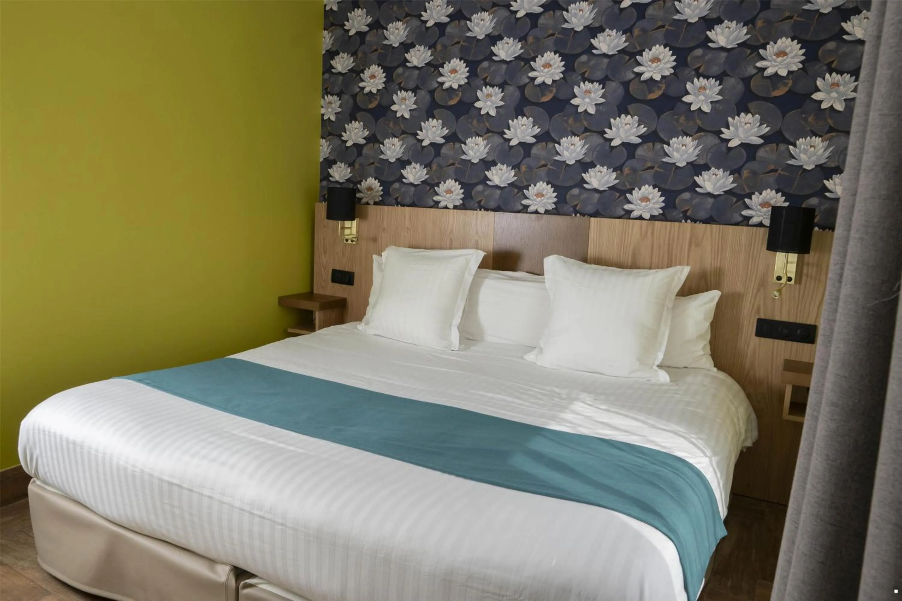 Bedroom, Bed in Best Western Plus Sanary