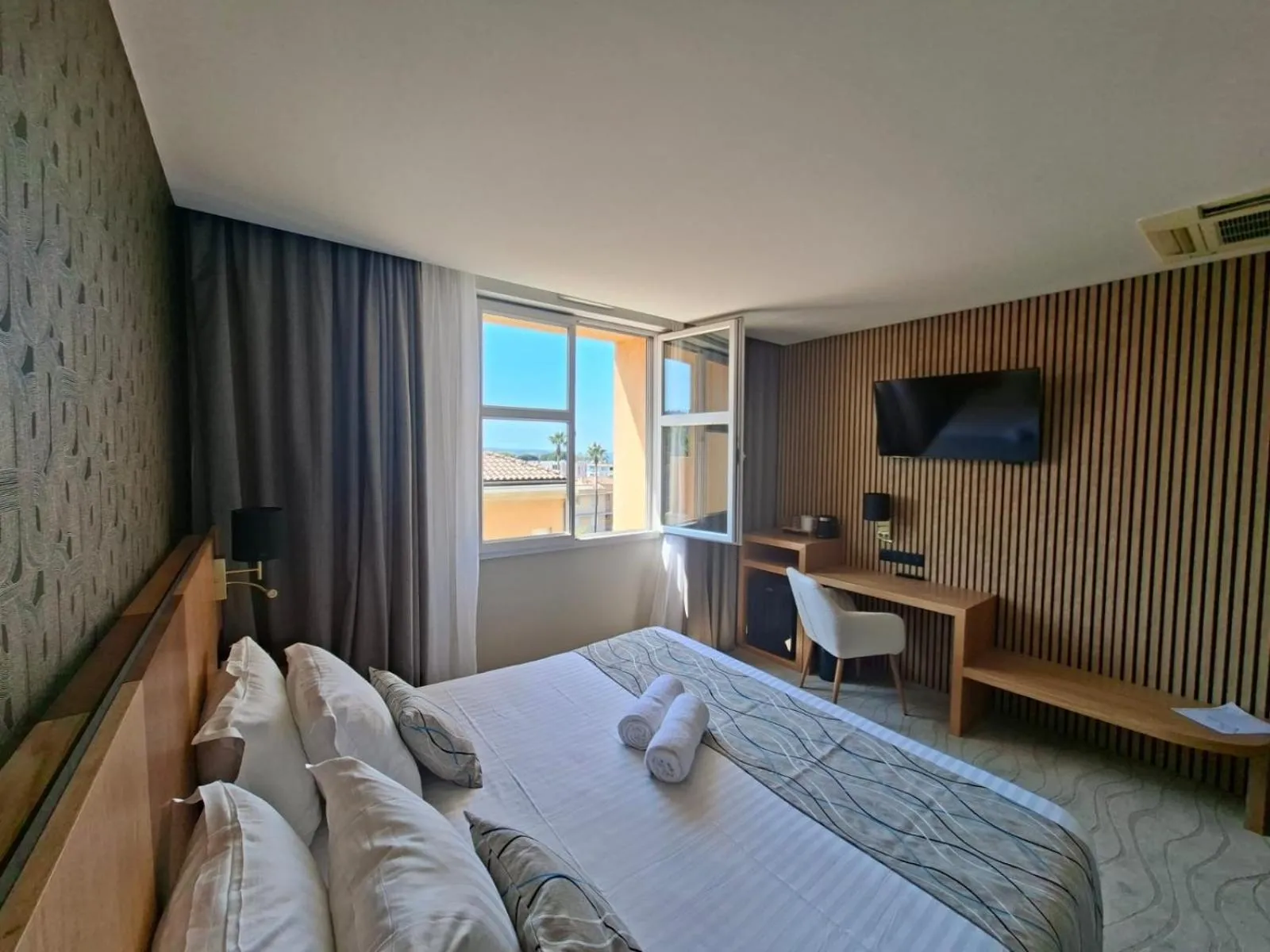 Photo of the whole room, Bed in Best Western Plus Sanary