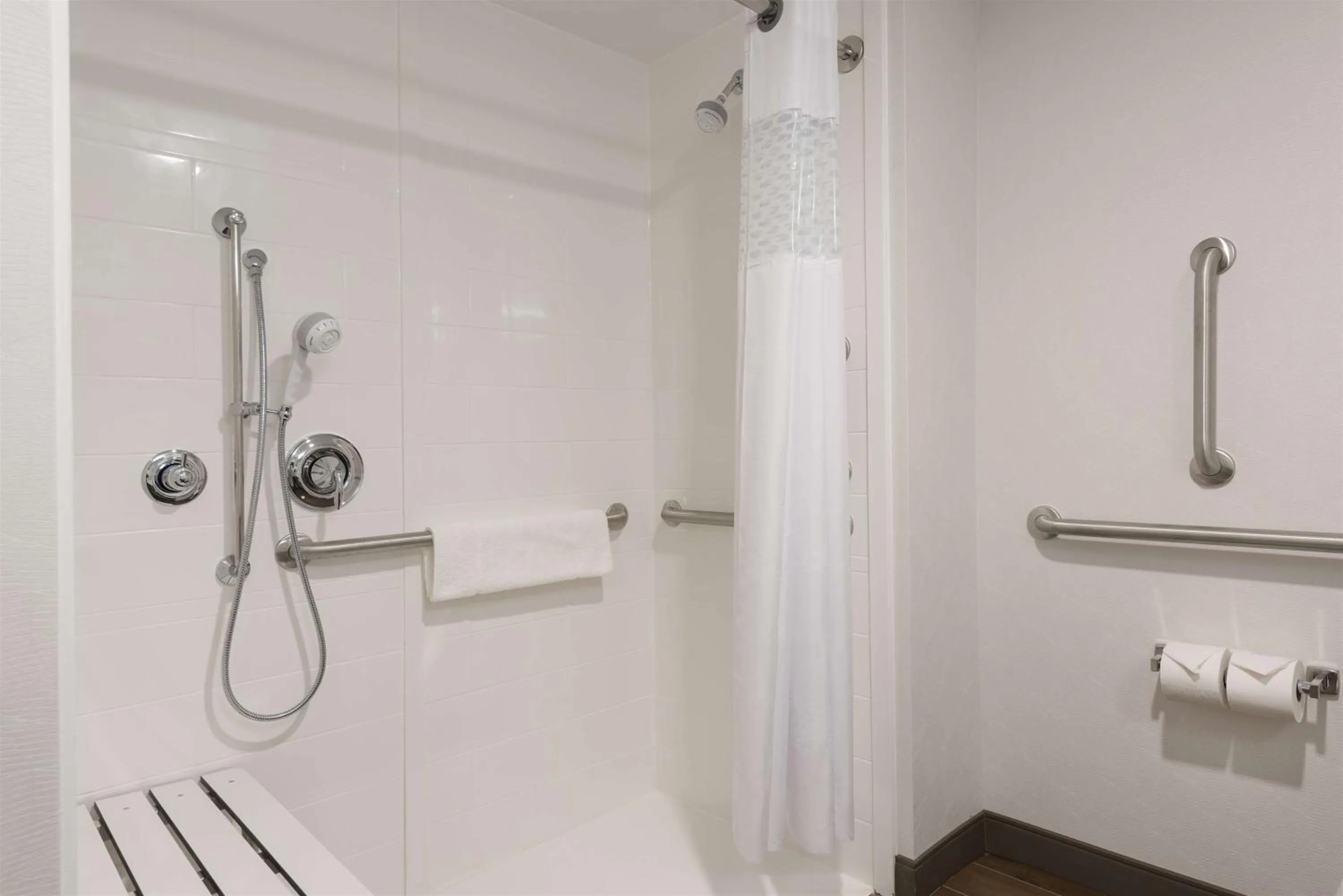 Bathroom in Hampton Inn Westfield Indianapolis