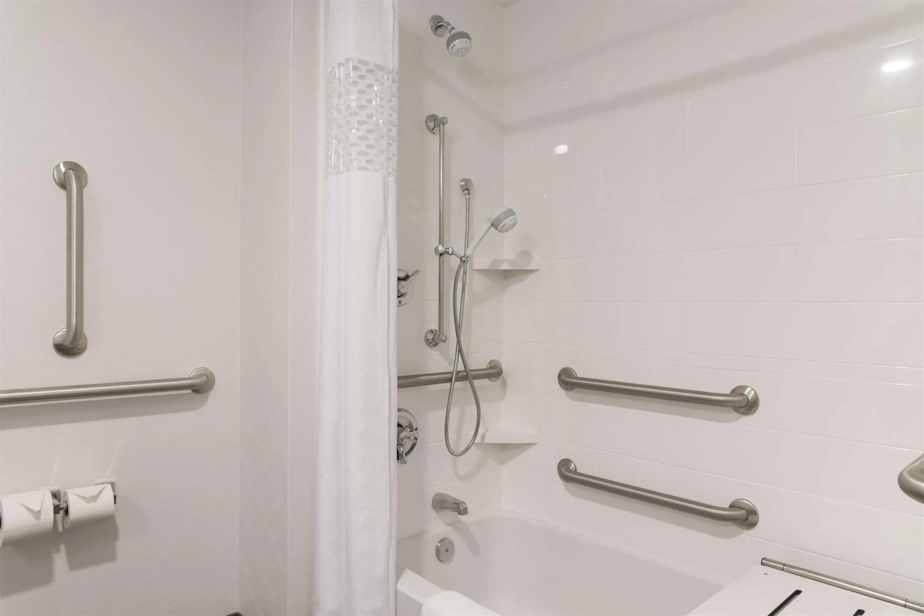 Bathroom in Hampton Inn Westfield Indianapolis