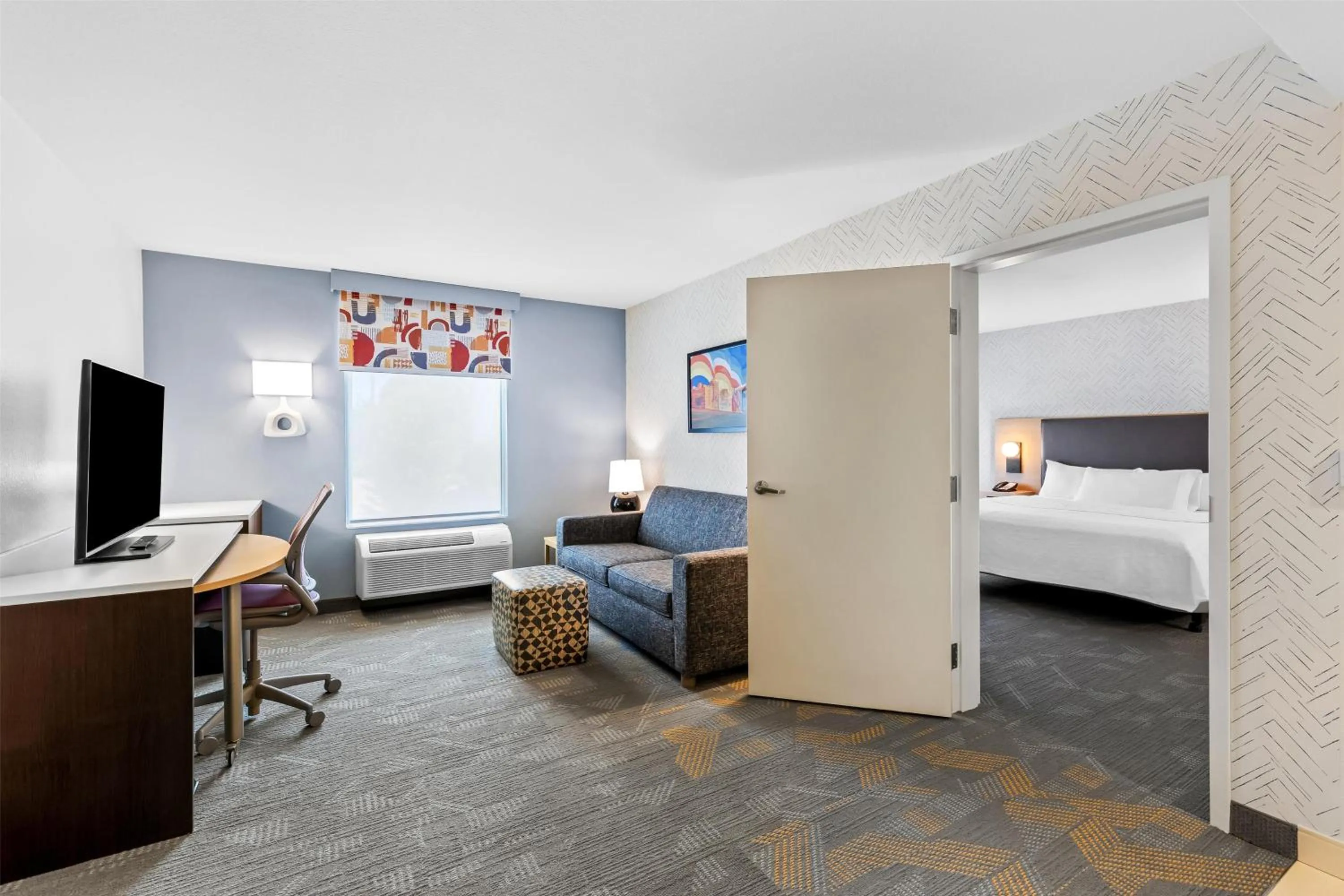 Living room, Bed in Home2 Suites By Hilton Youngstown