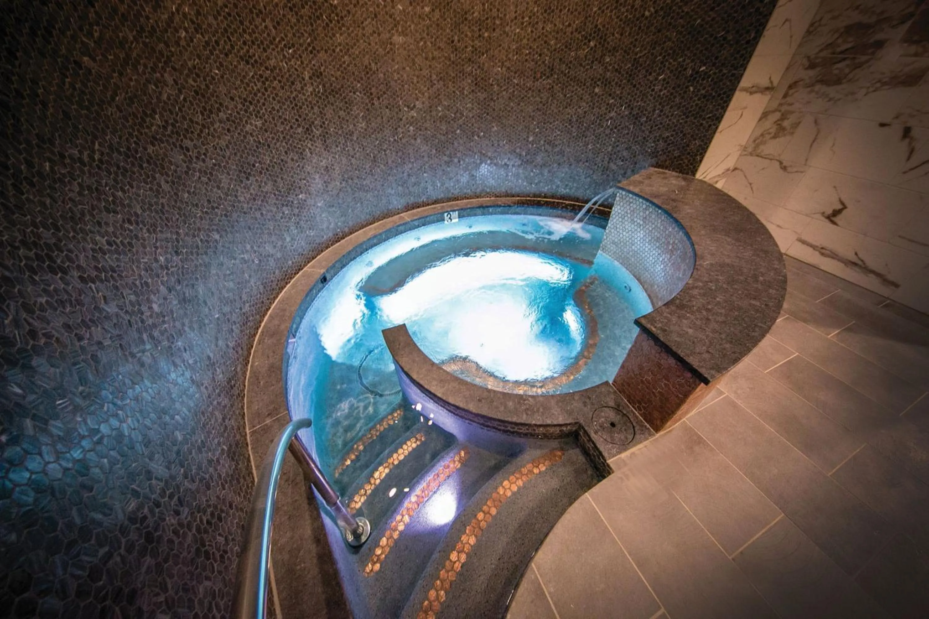 Swimming pool in Marriott Virginia Beach Oceanfront Resort