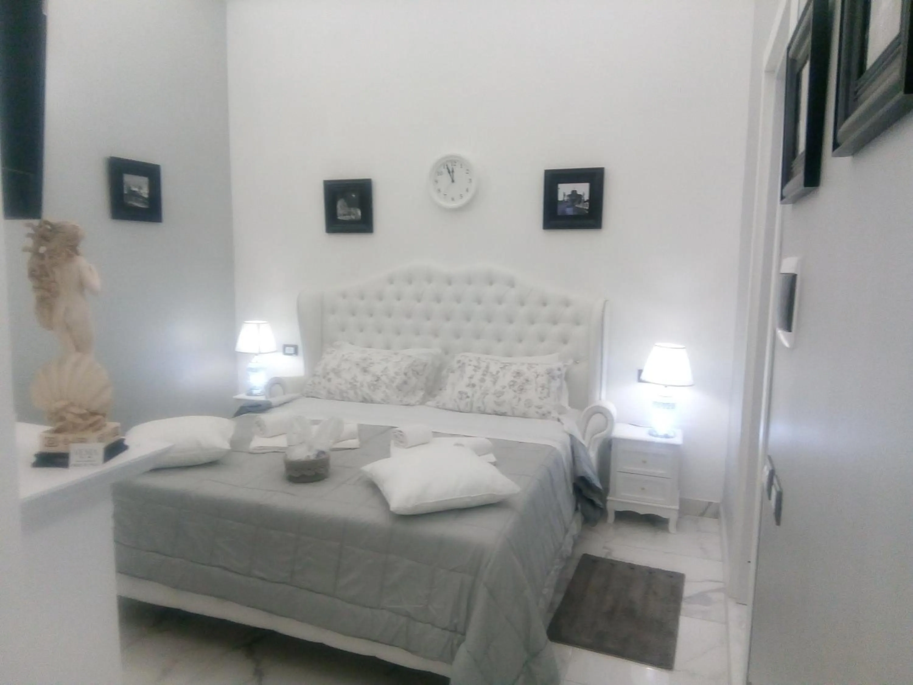 Photo of the whole room, Bed in Barberini Dream