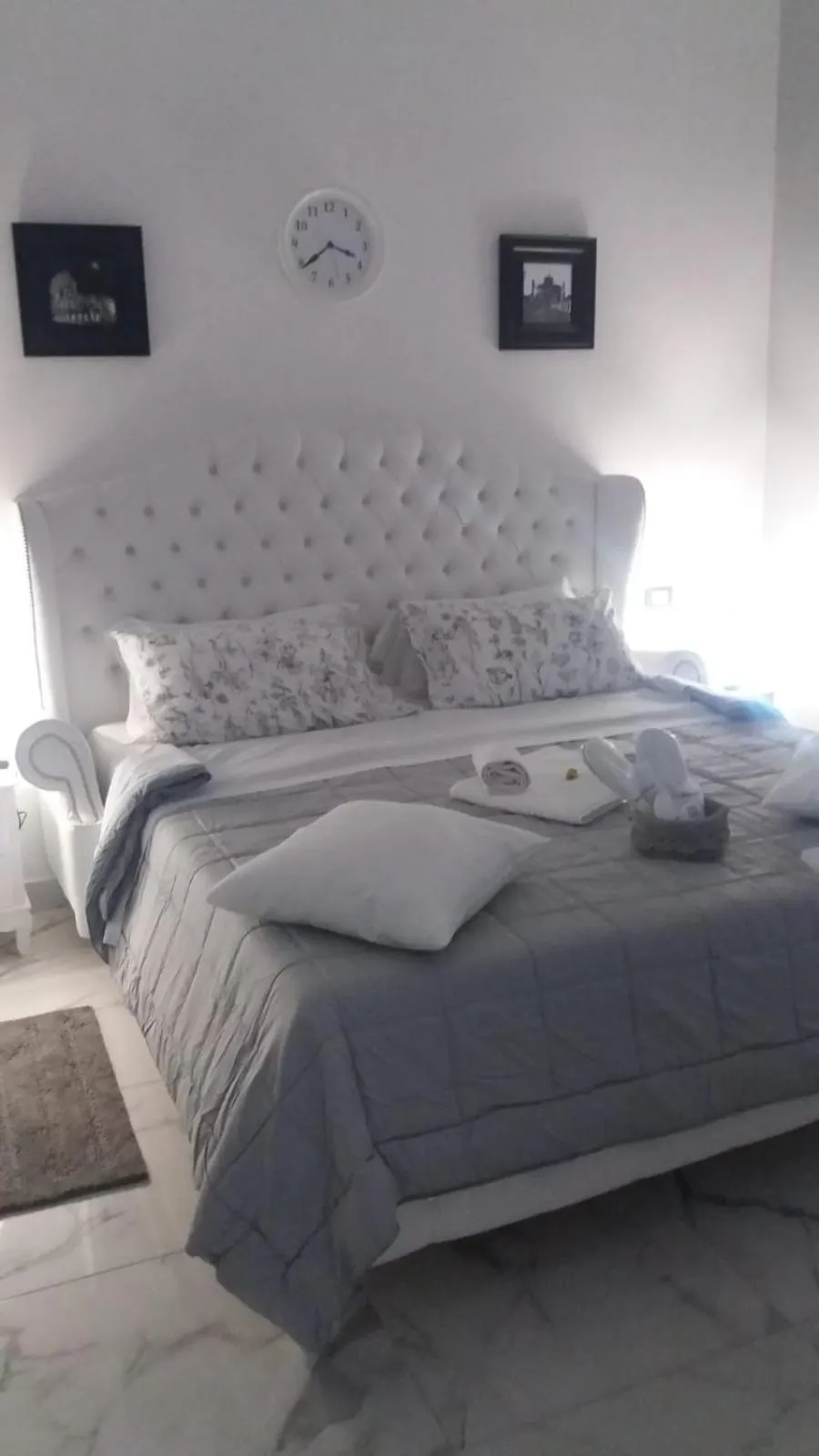 Photo of the whole room, Bed in Barberini Dream