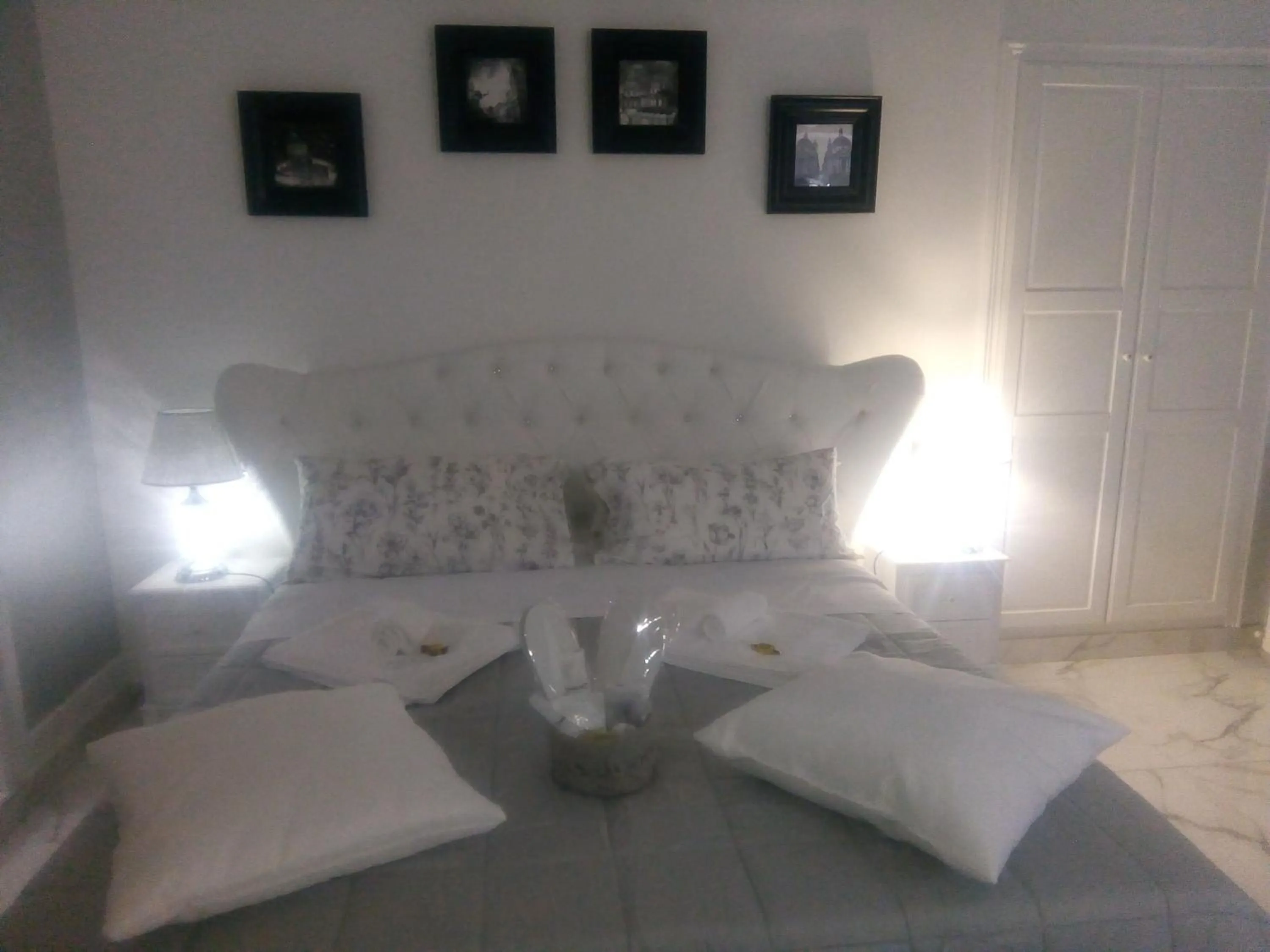 Photo of the whole room, Bed in Barberini Dream