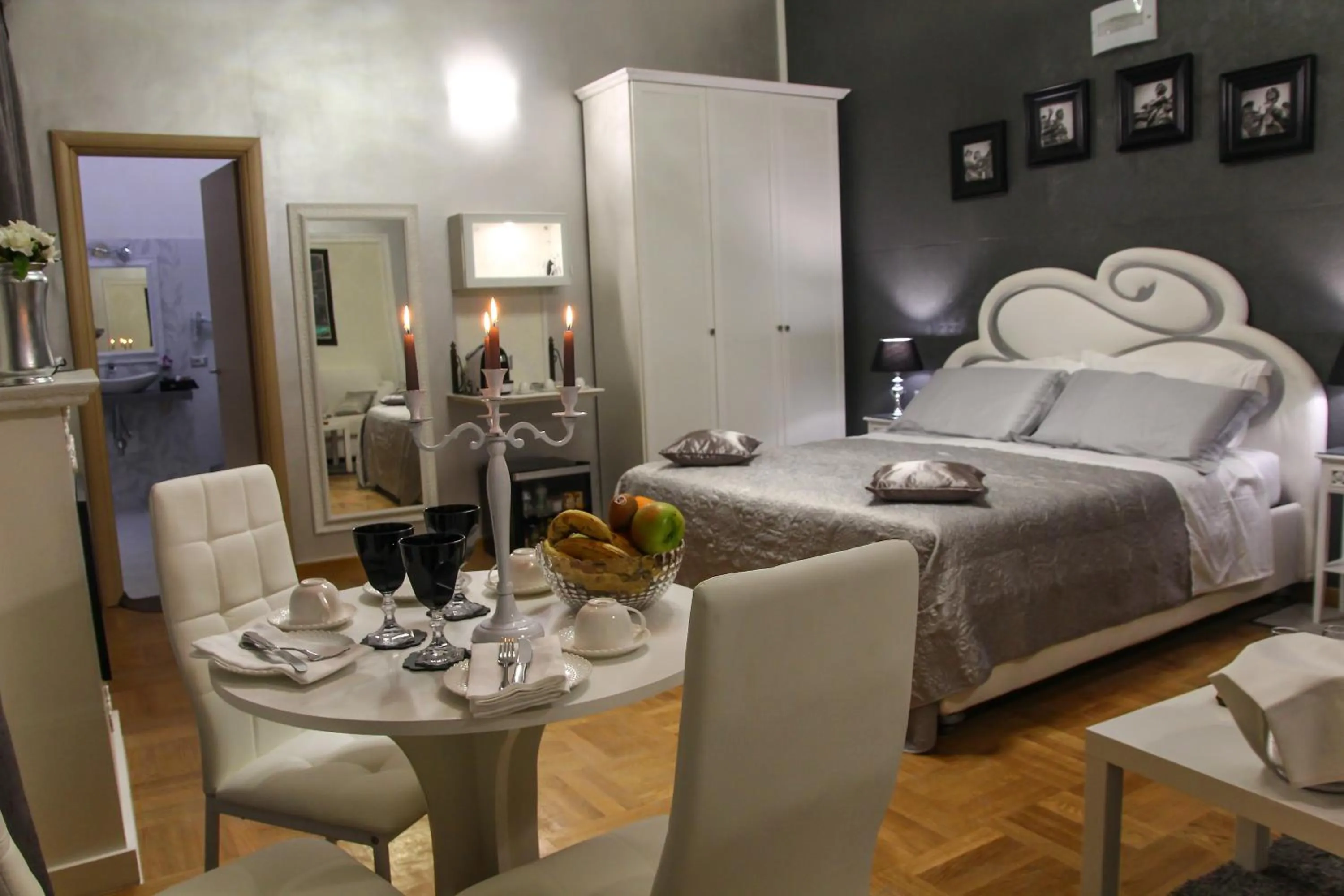 Photo of the whole room, Bed in Barberini Dream