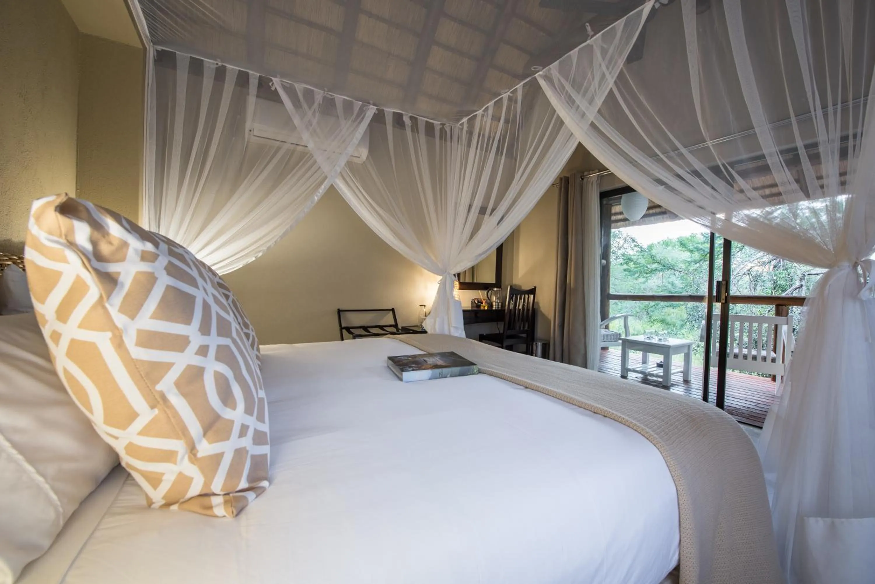 Decorative detail, Bed in Bushbaby River Lodge