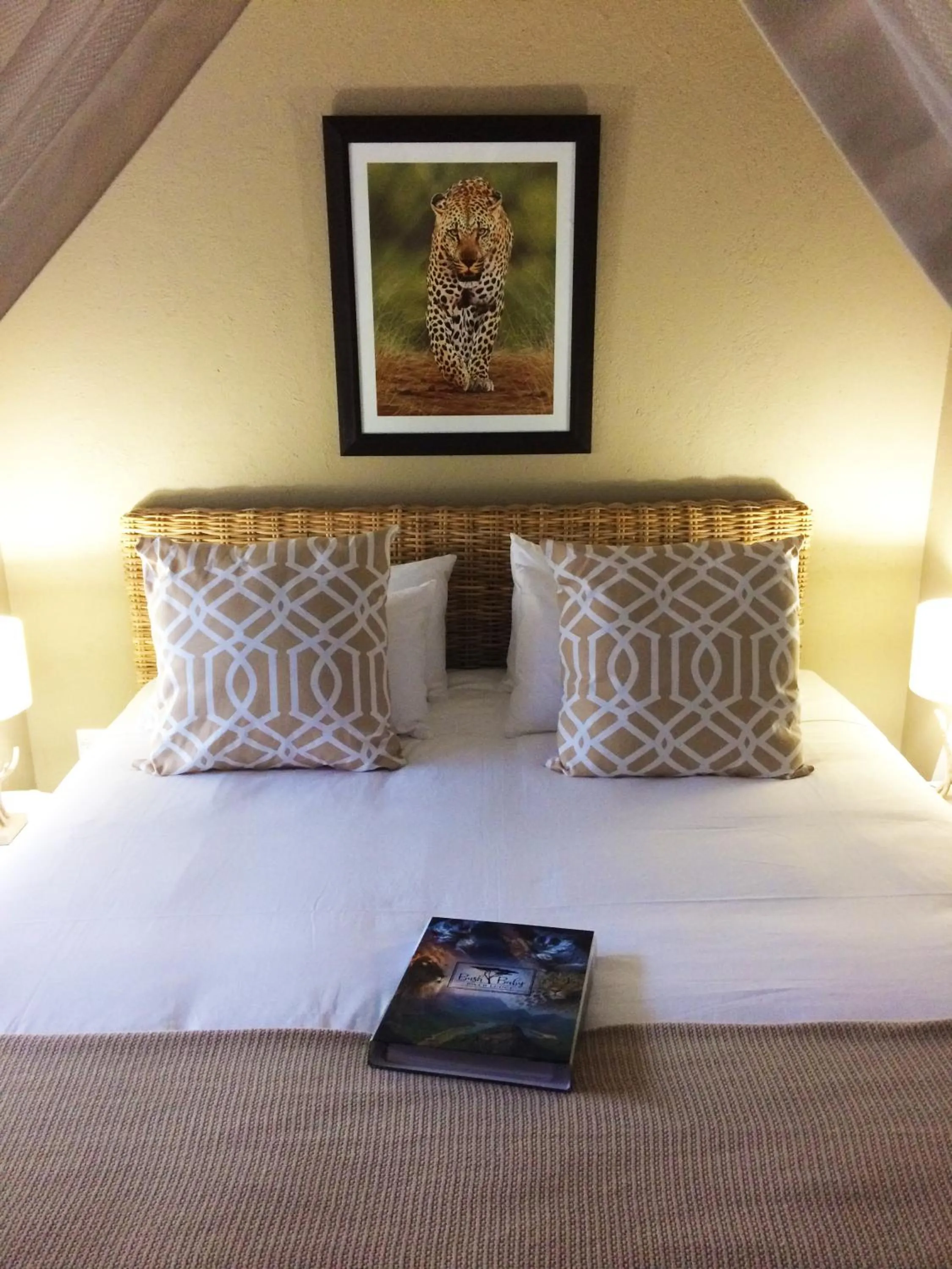 Decorative detail, Bed in Bushbaby River Lodge