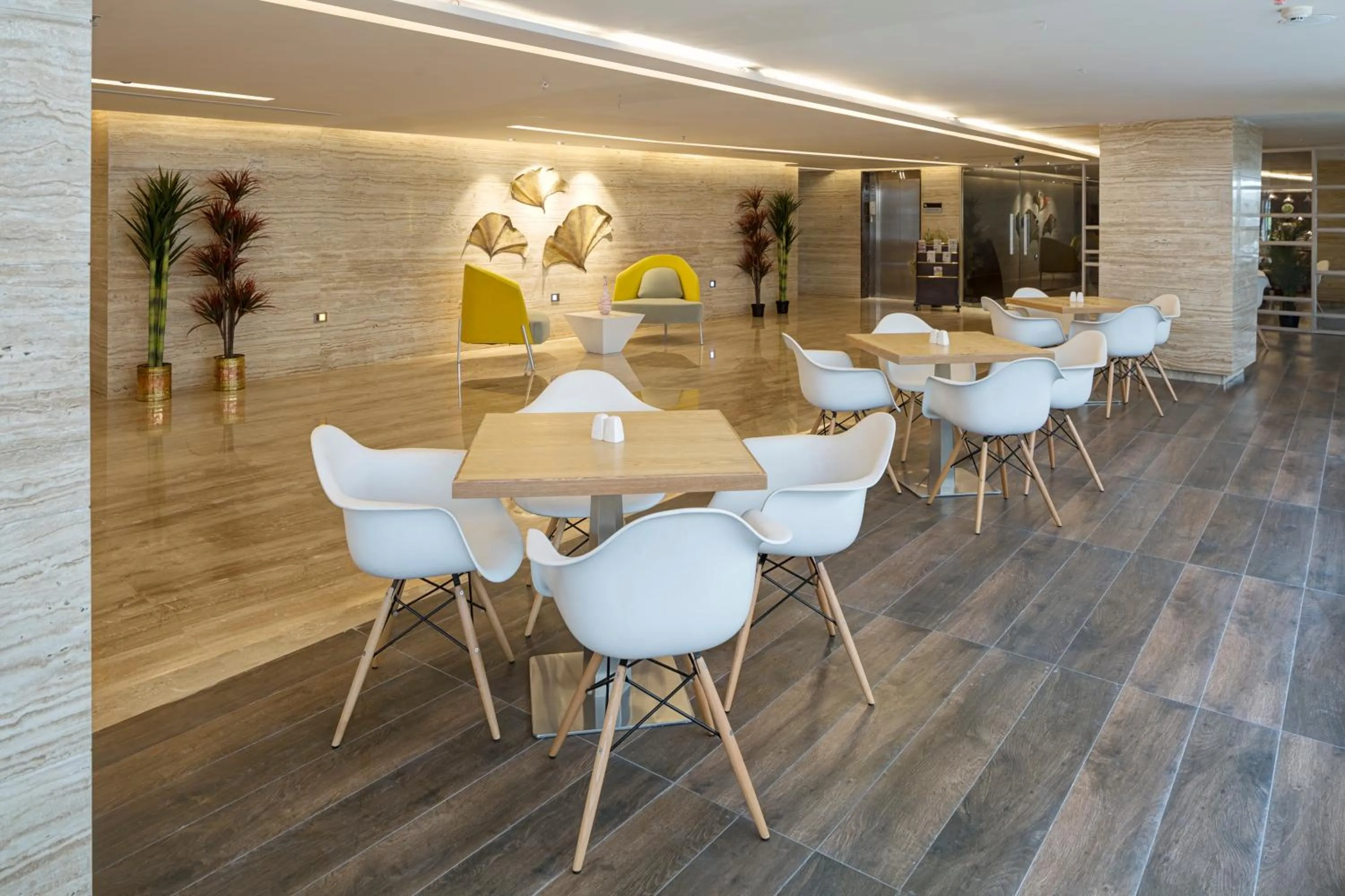 Restaurant/places to eat in Attide Hotel