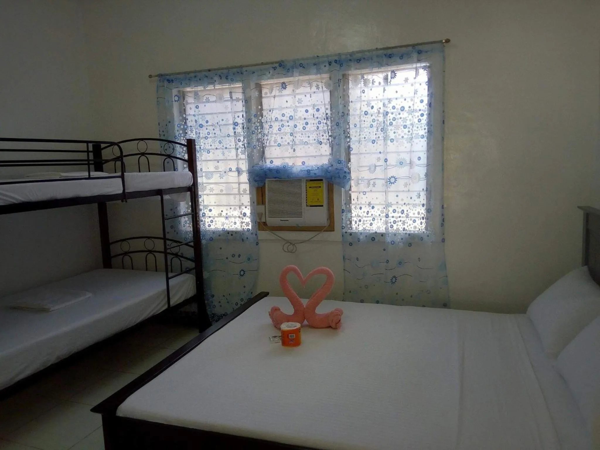 Bed in Luna Oslob Travellers Inn