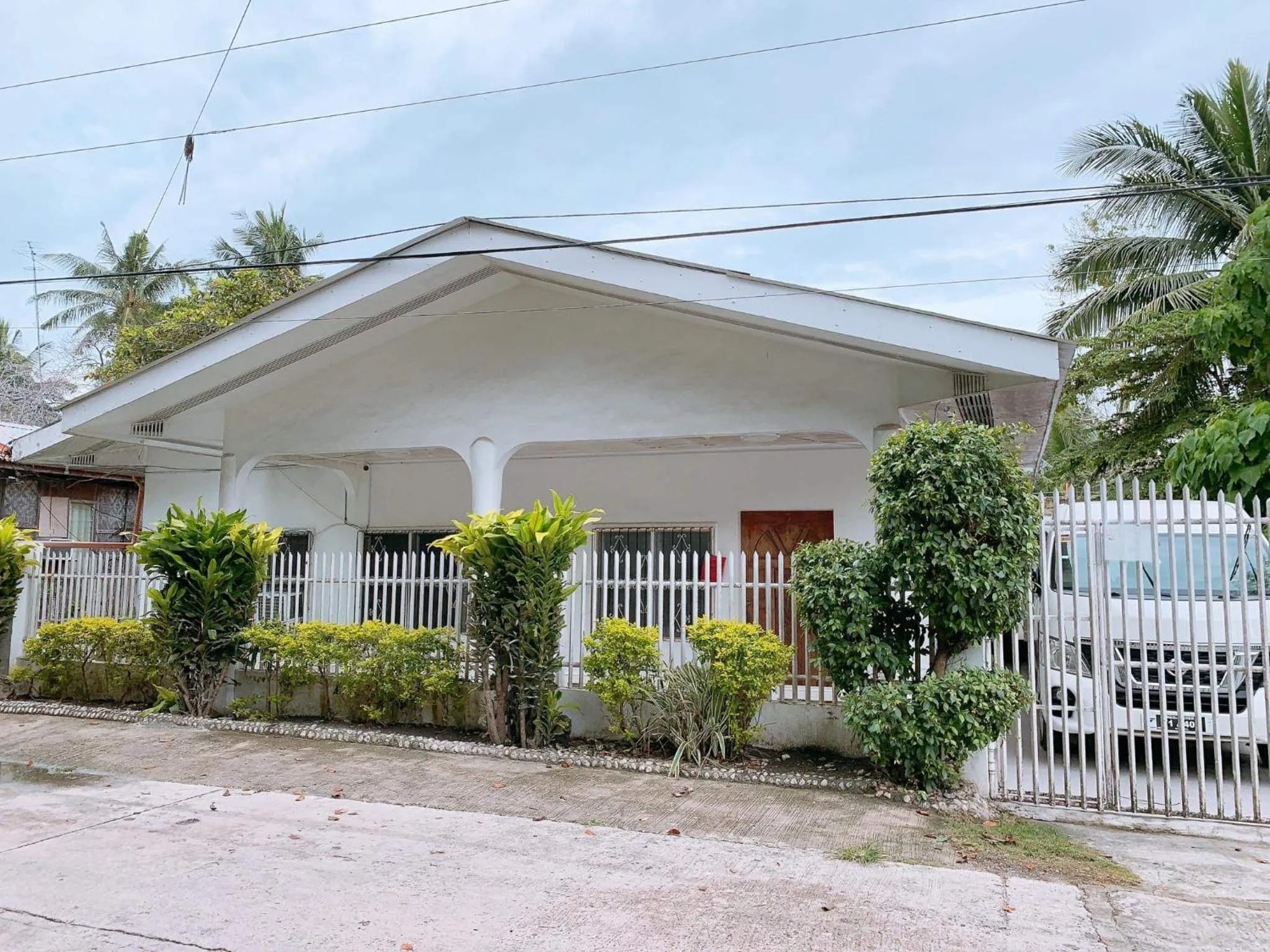 Property building in Luna Oslob Travellers Inn