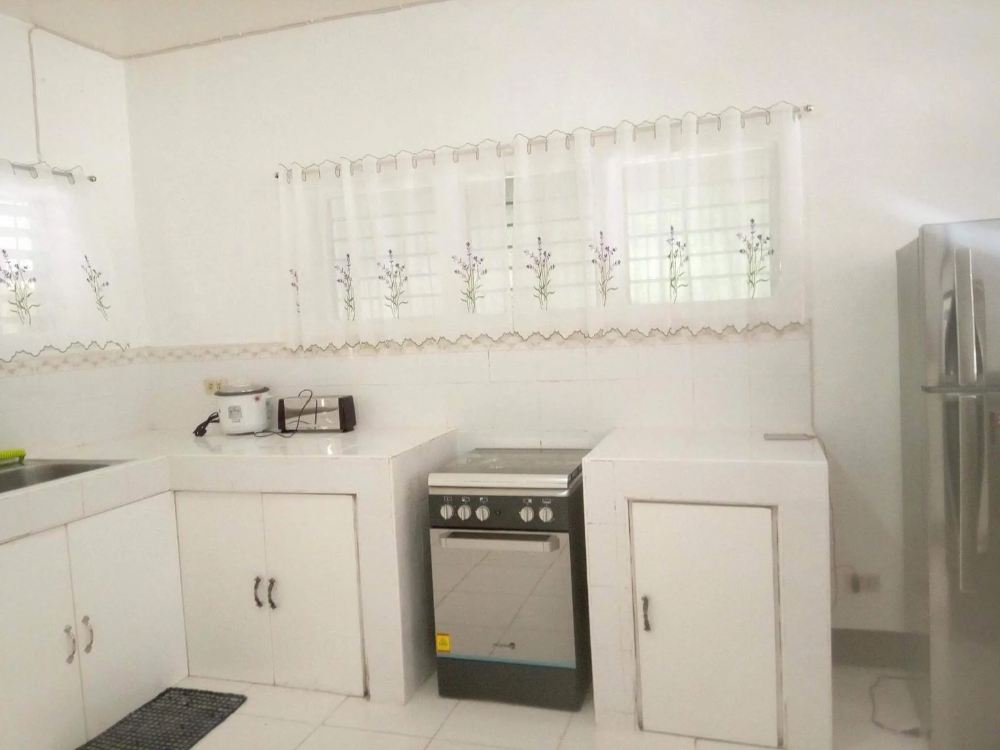 Communal kitchen in Luna Oslob Travellers Inn