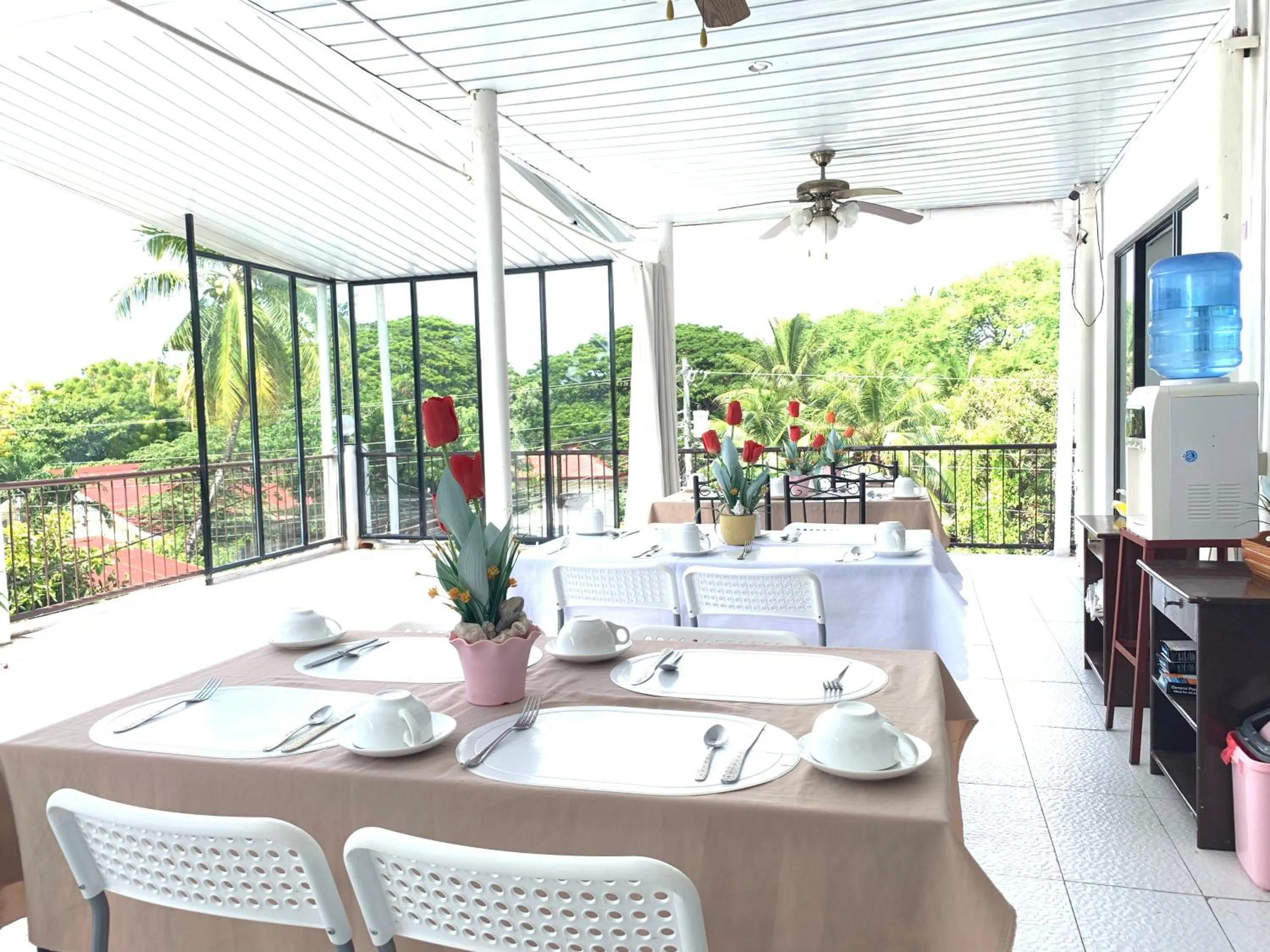 Restaurant/places to eat in Luna Oslob Travellers Inn
