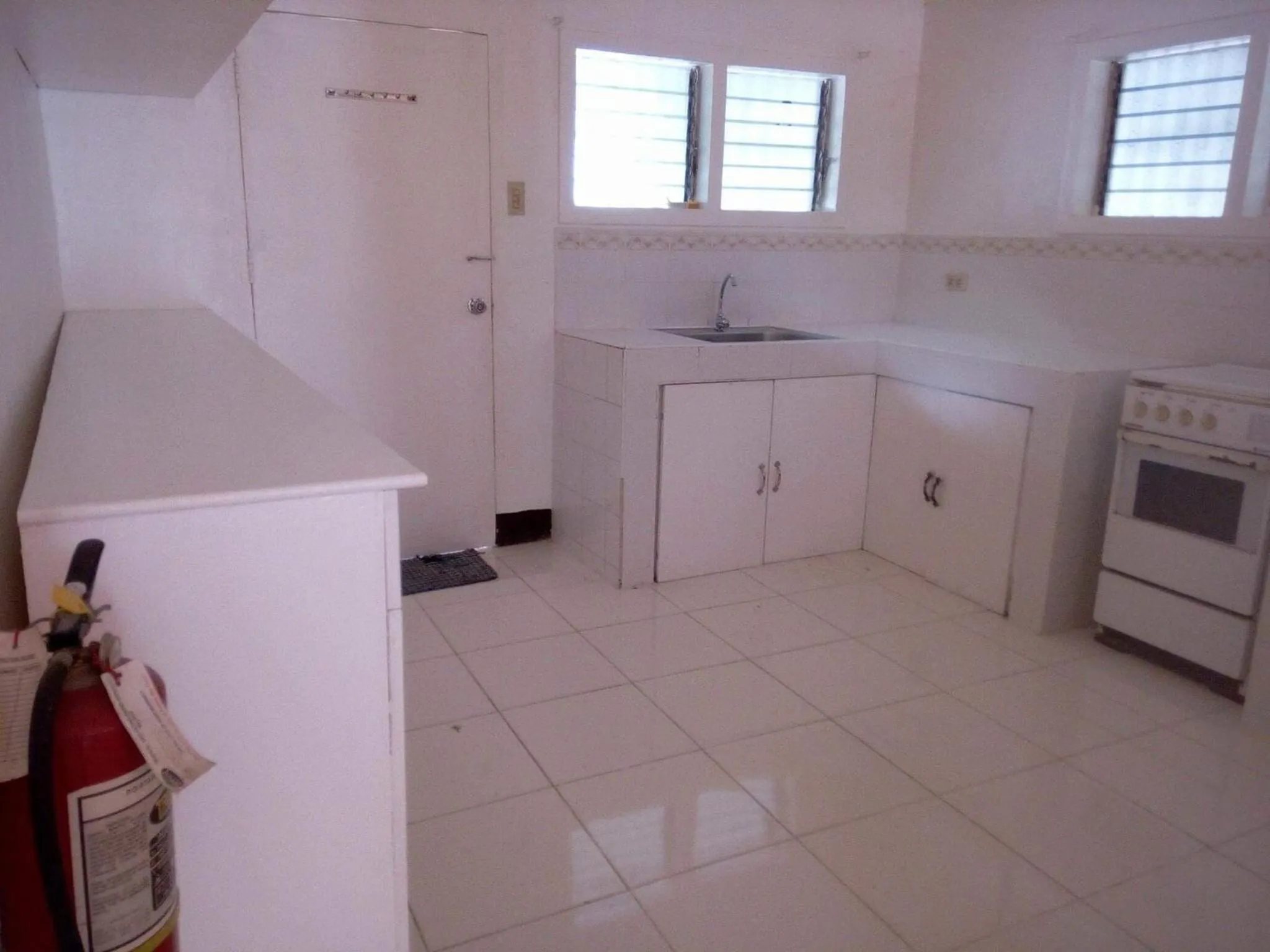 Kitchen or kitchenette in Luna Oslob Travellers Inn