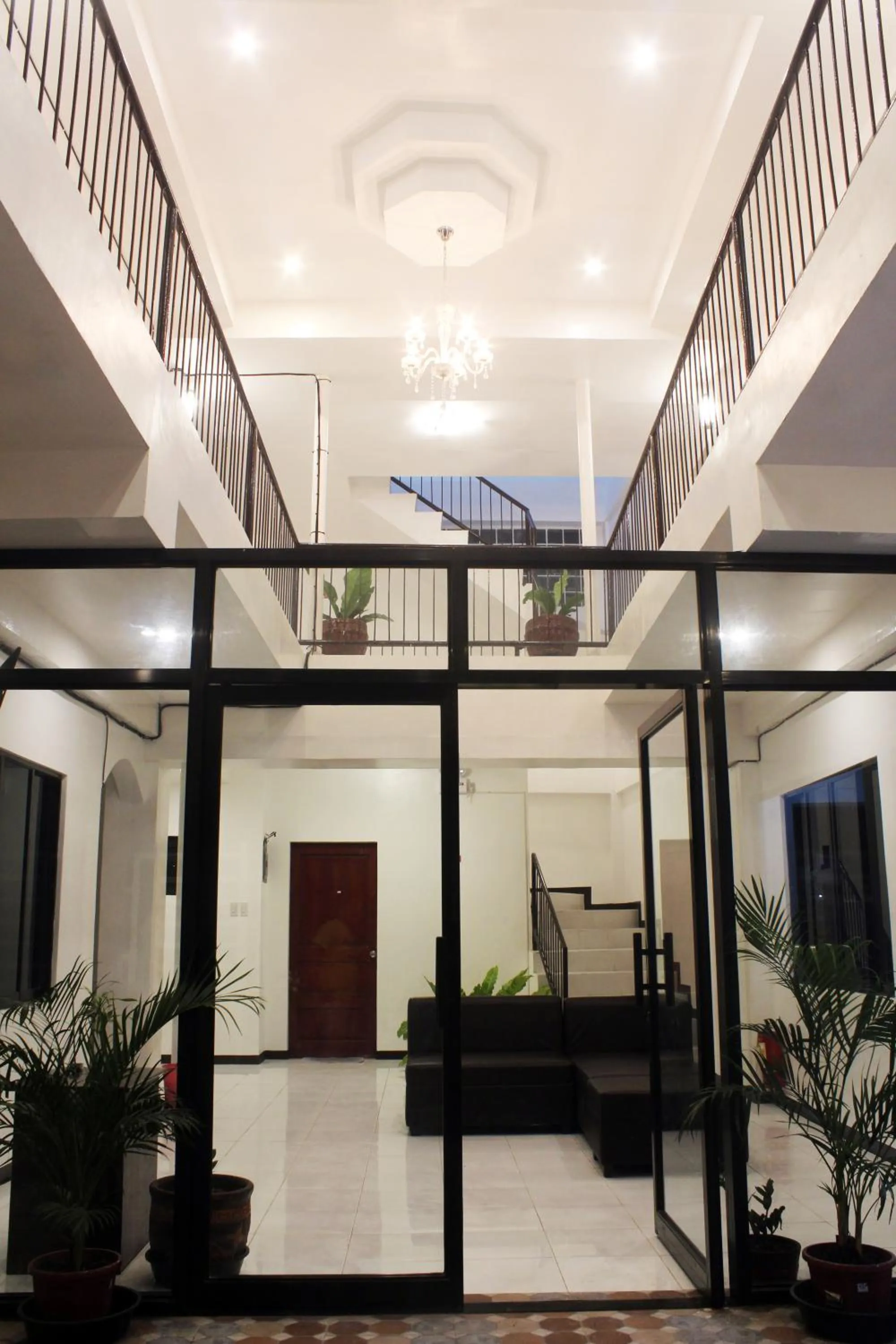 Communal lounge/ TV room in Luna Oslob Travellers Inn