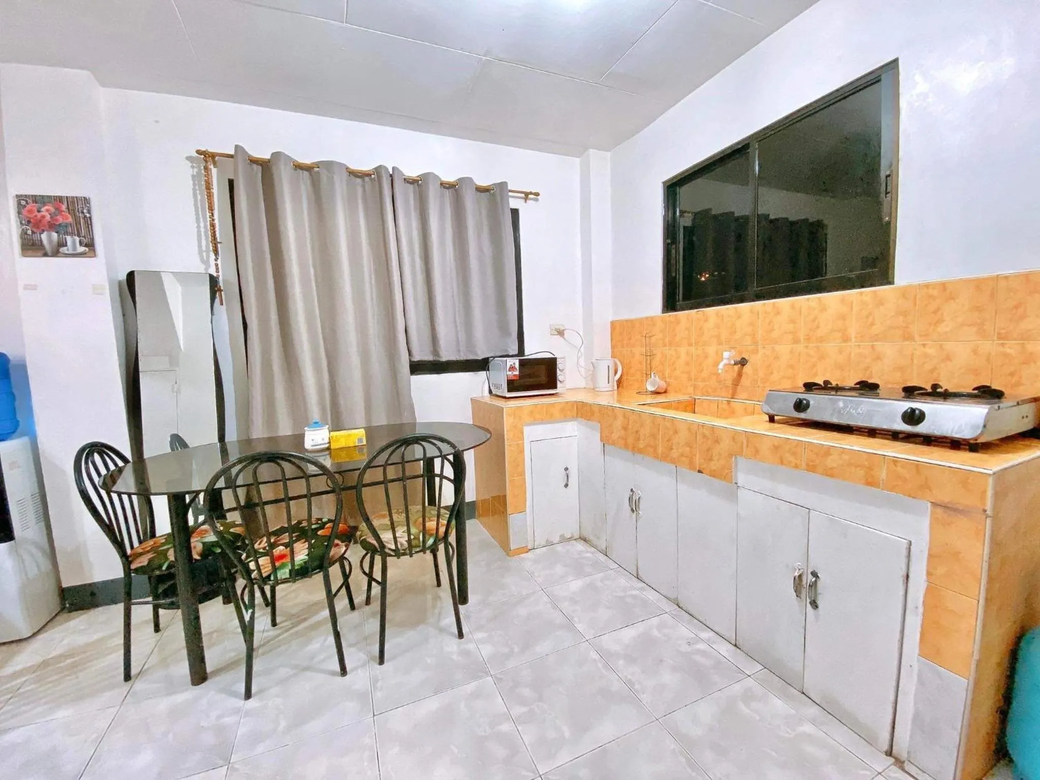Kitchen or kitchenette in Luna Oslob Travellers Inn