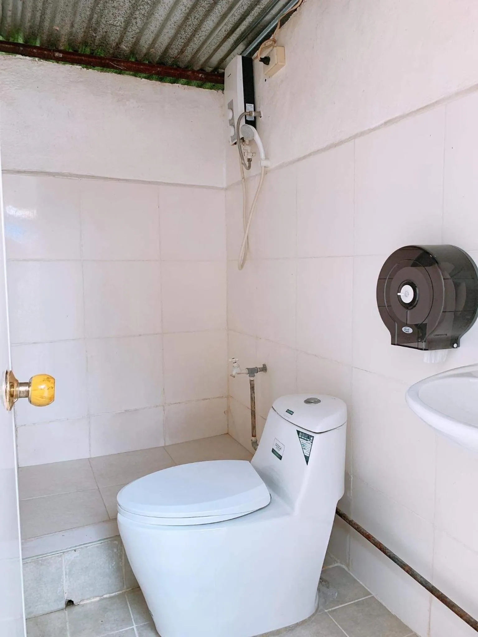 Toilet in Luna Oslob Travellers Inn