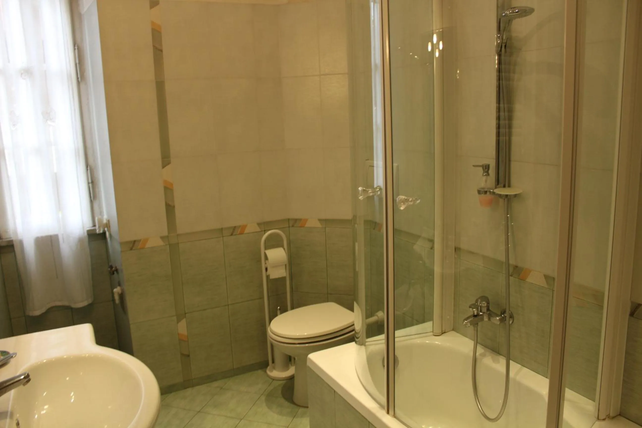 Shower in Agnes Roma