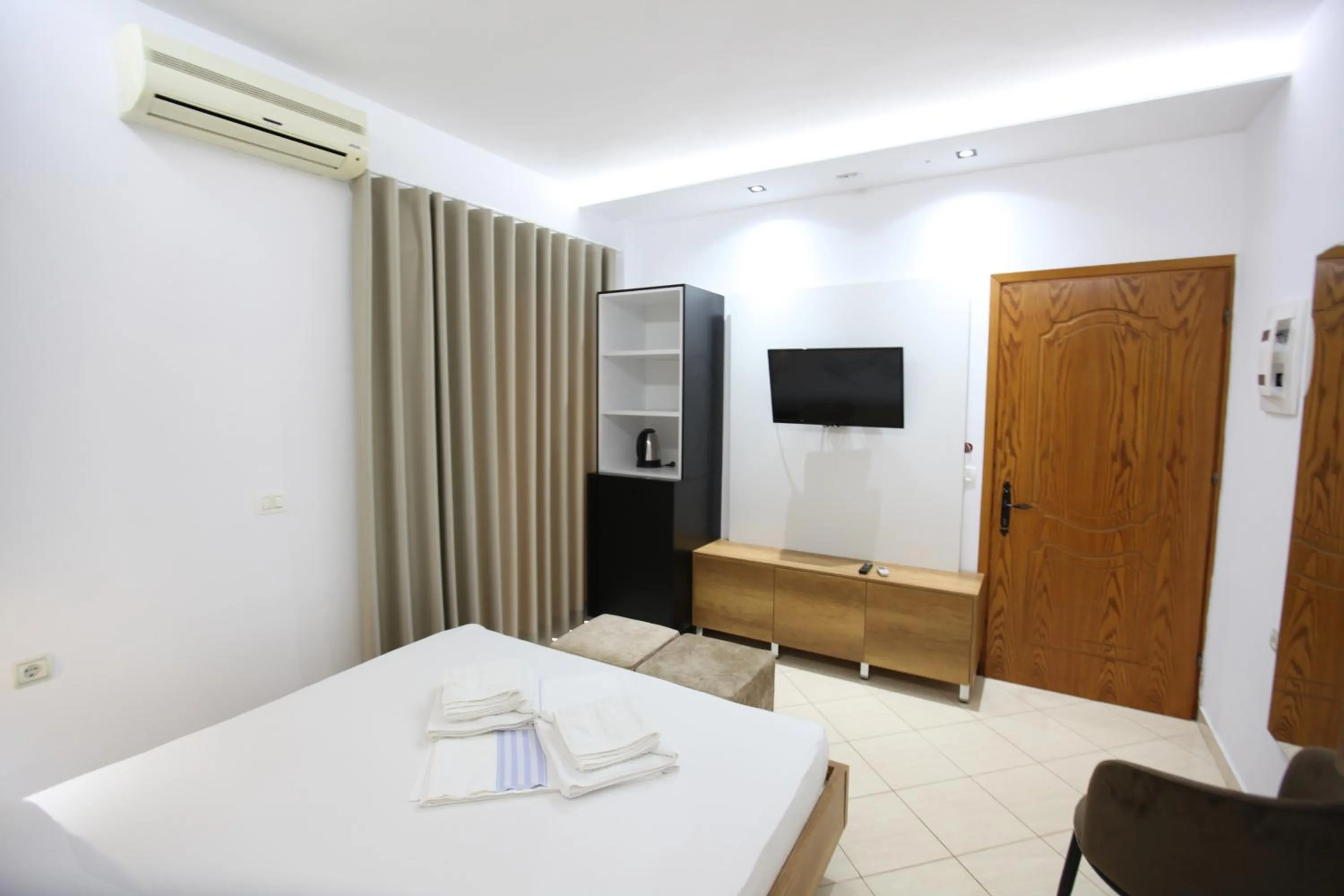 Communal lounge/ TV room, Bed in Ksamil Central Park Hotel