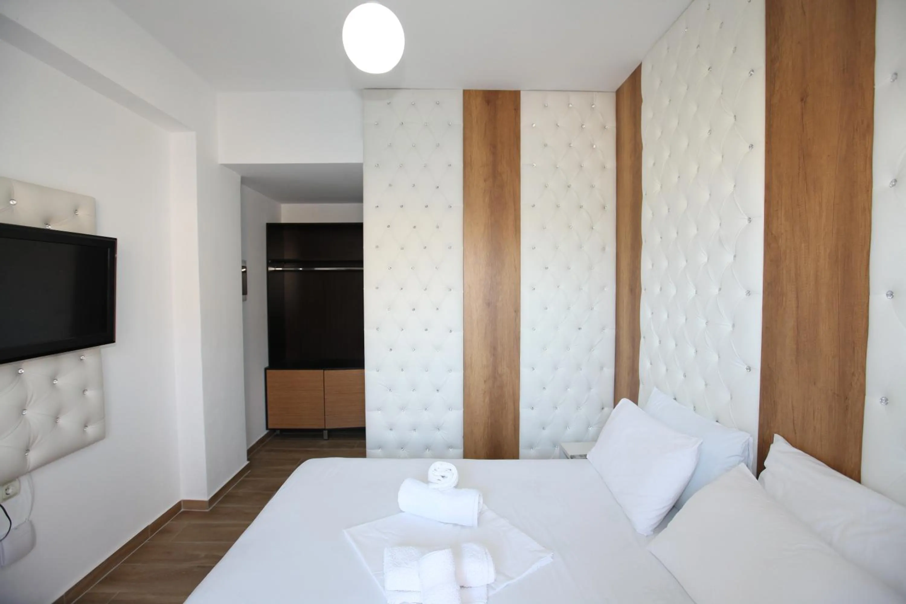 Communal lounge/ TV room, Bed in Ksamil Central Park Hotel