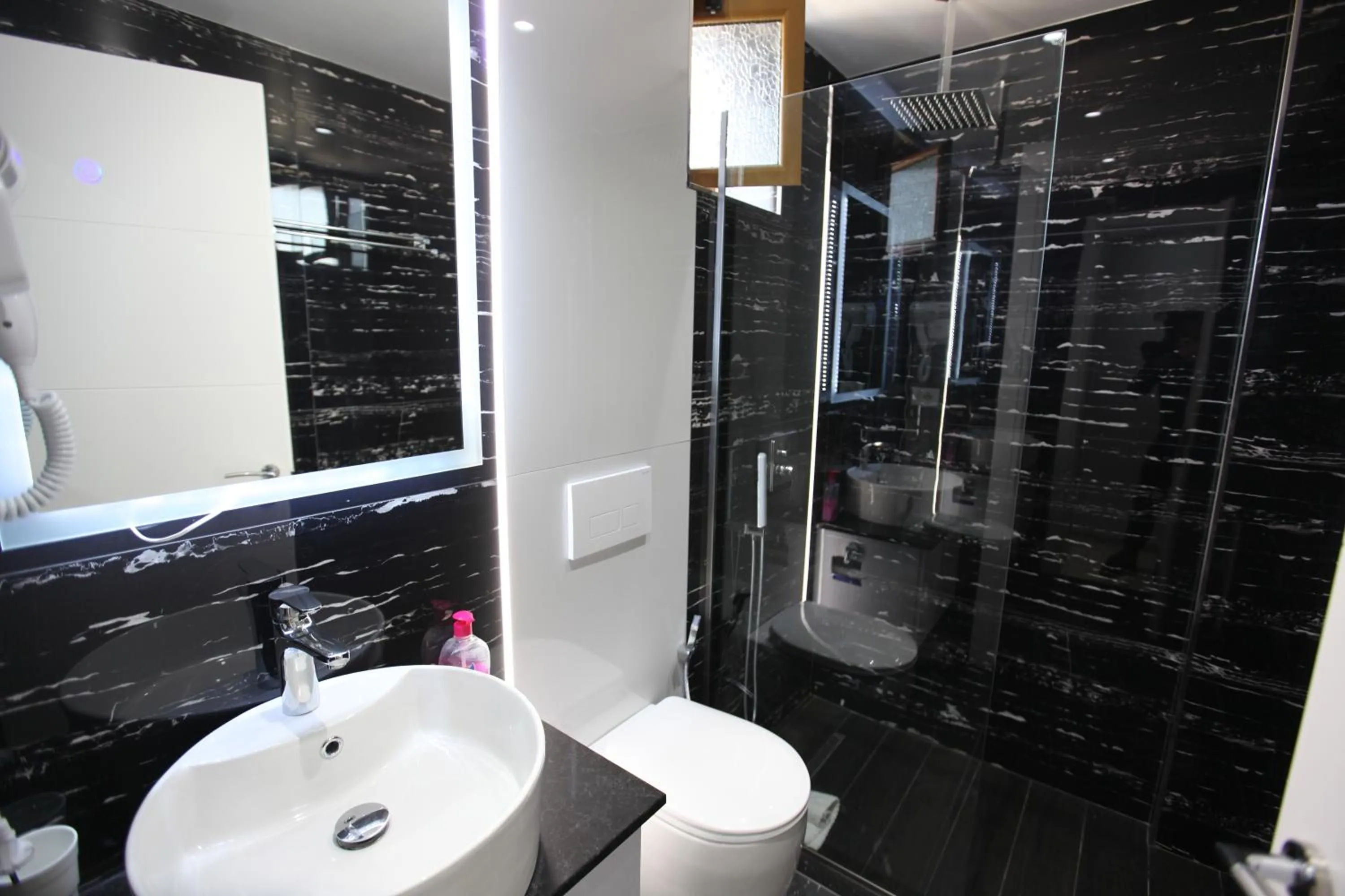 Bathroom in Ksamil Central Park Hotel