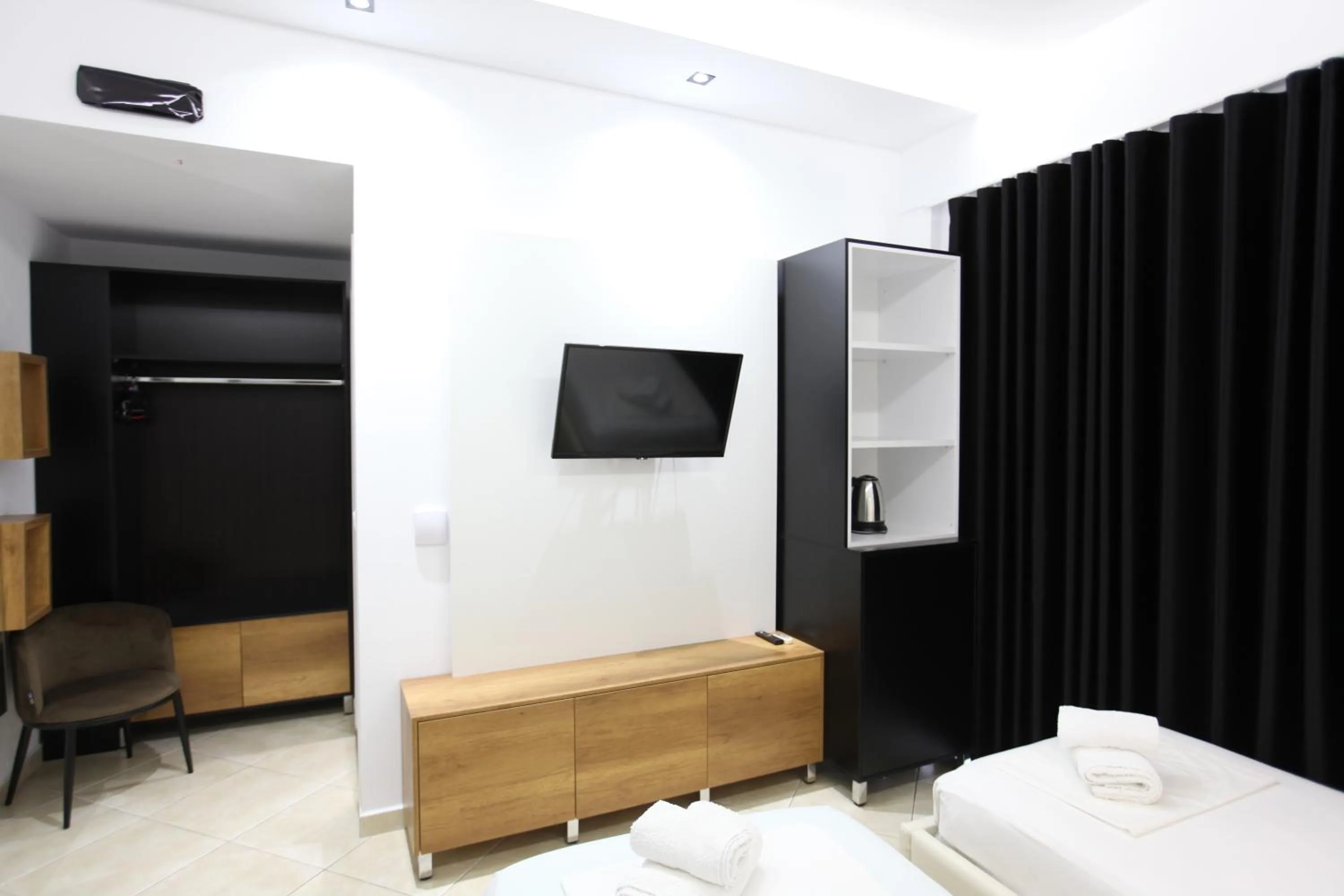 Communal lounge/ TV room, Bed in Ksamil Central Park Hotel