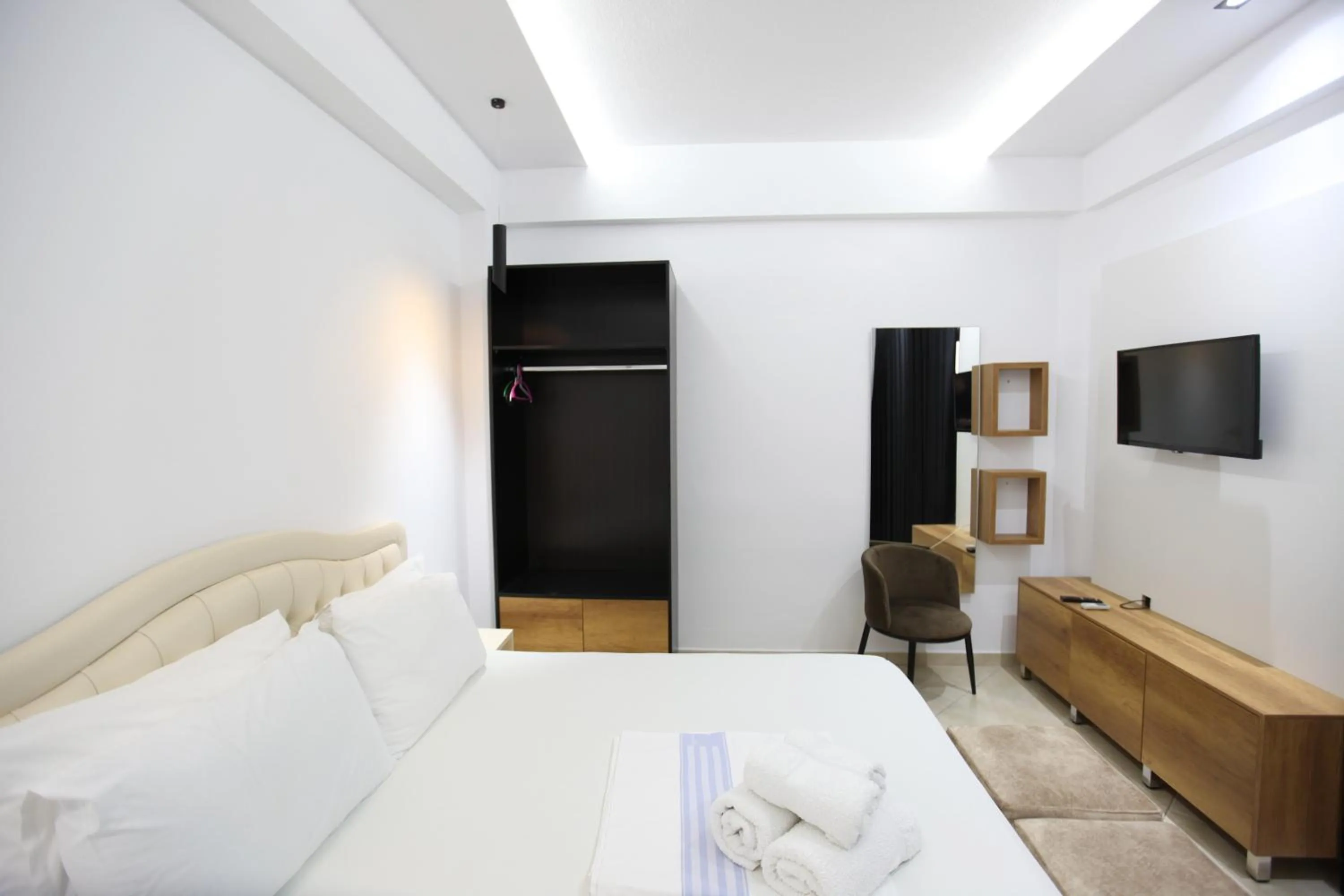 Communal lounge/ TV room, Bed in Ksamil Central Park Hotel