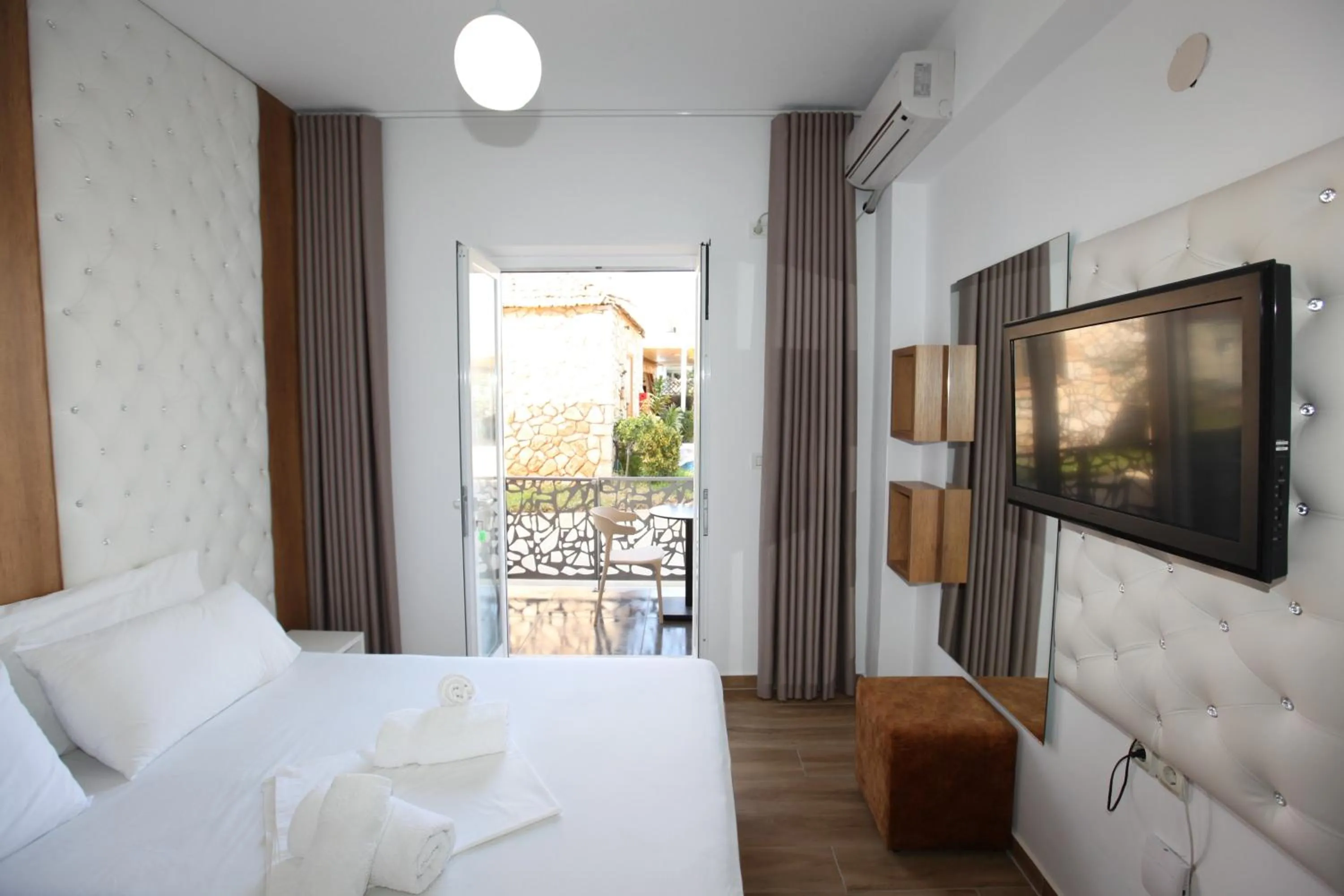 Communal lounge/ TV room, Bed in Ksamil Central Park Hotel