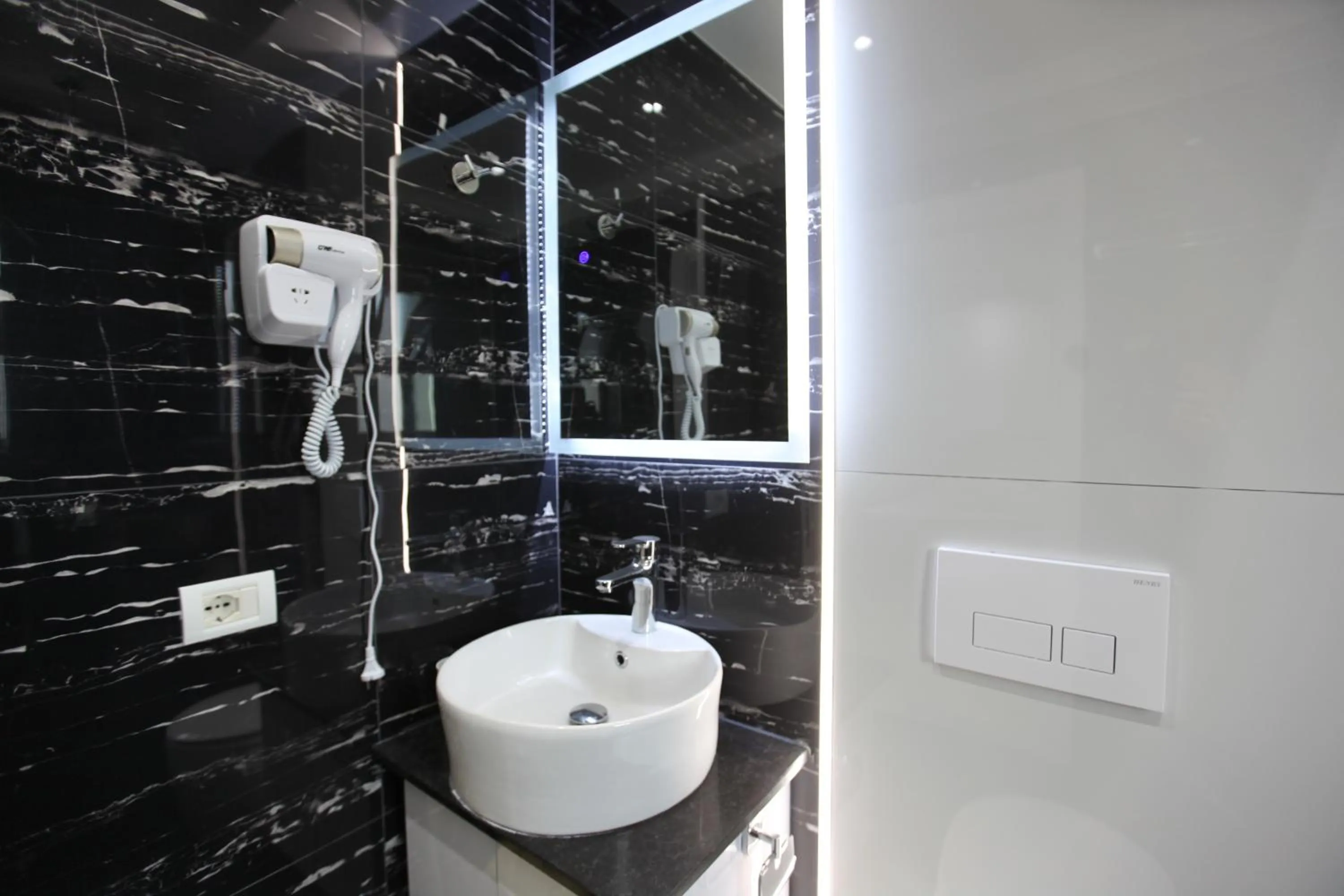 Bathroom in Ksamil Central Park Hotel